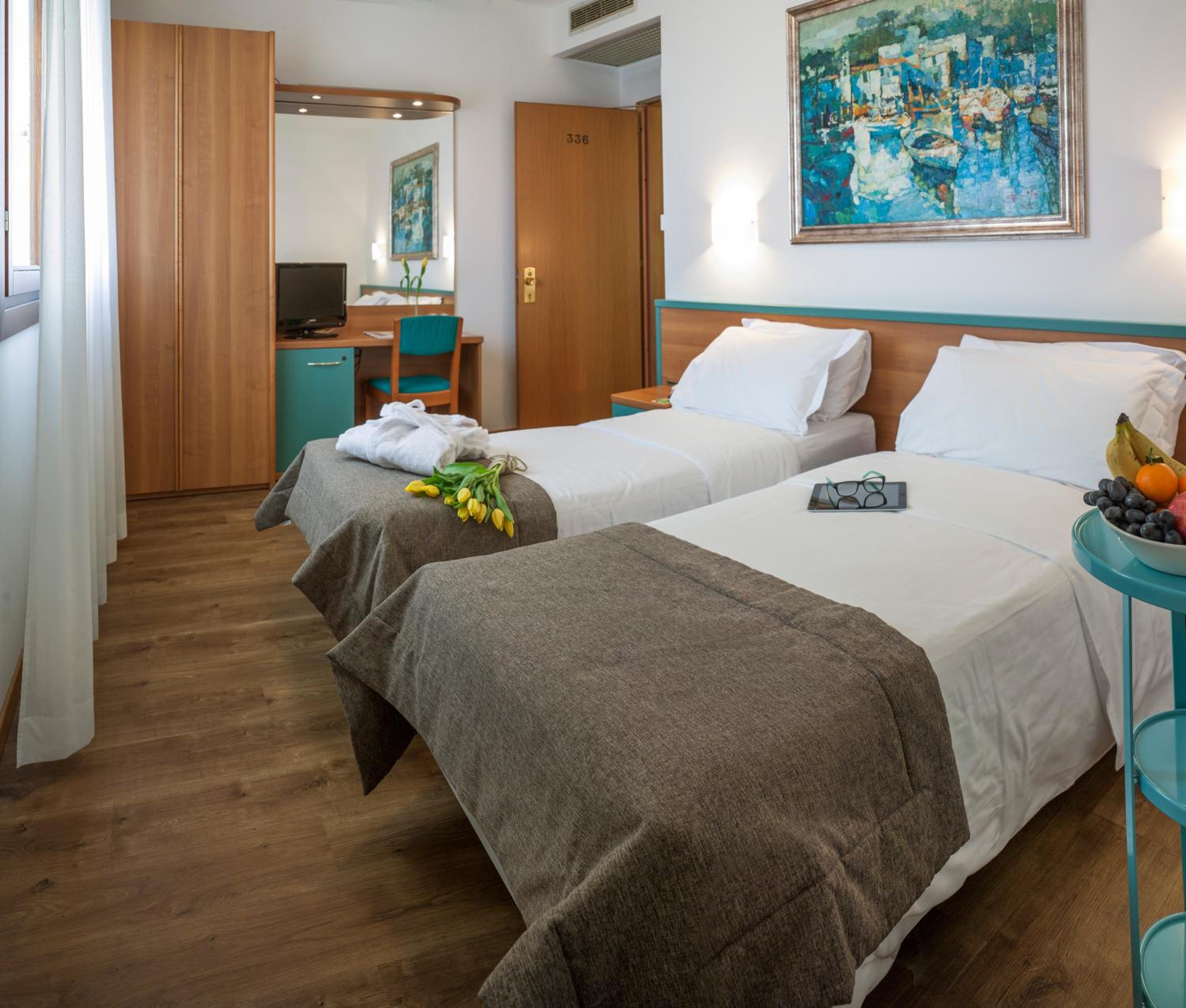 Standard Twin Room - Photo 3