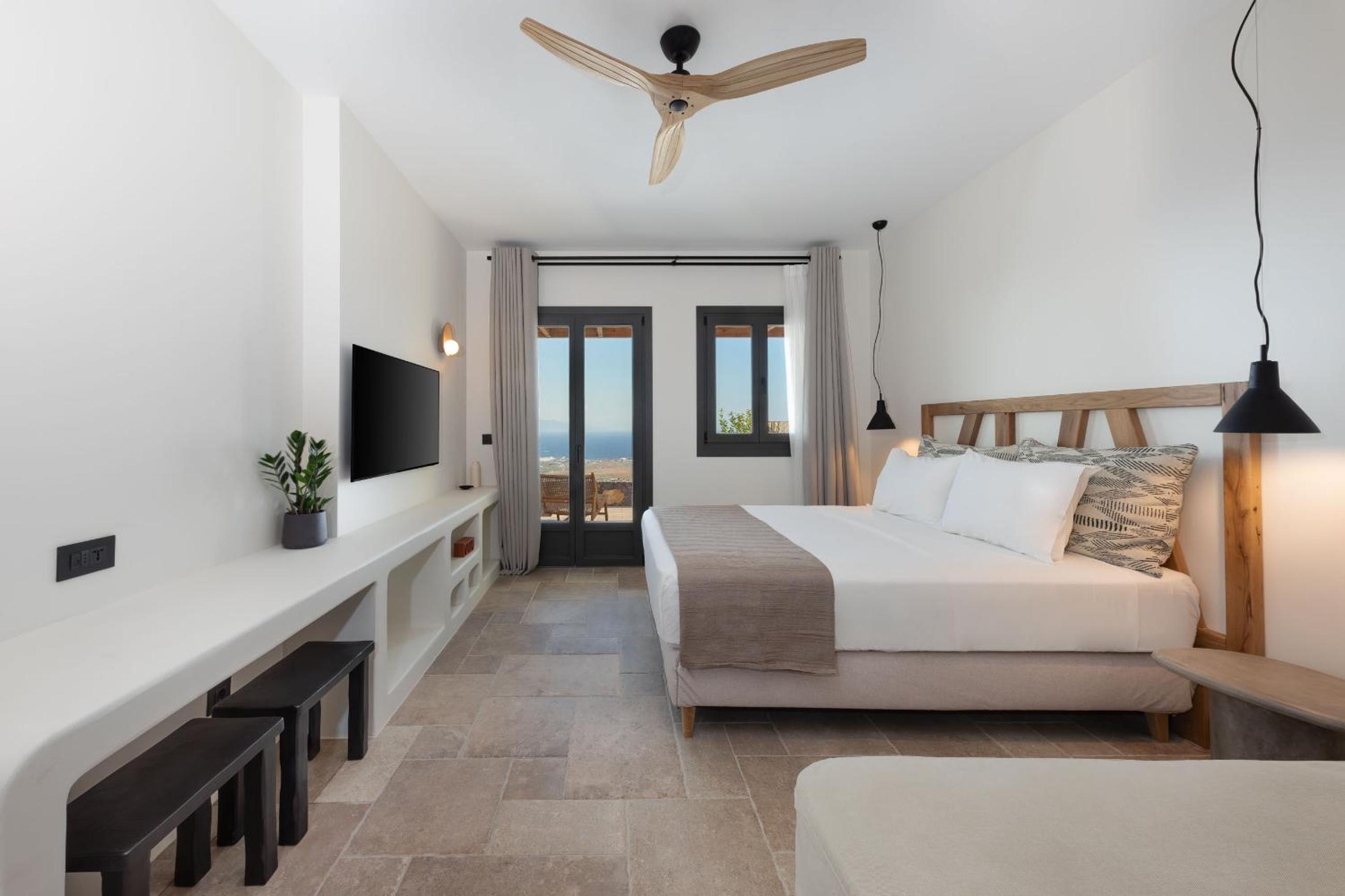 Executive room with sea view and shared pool access