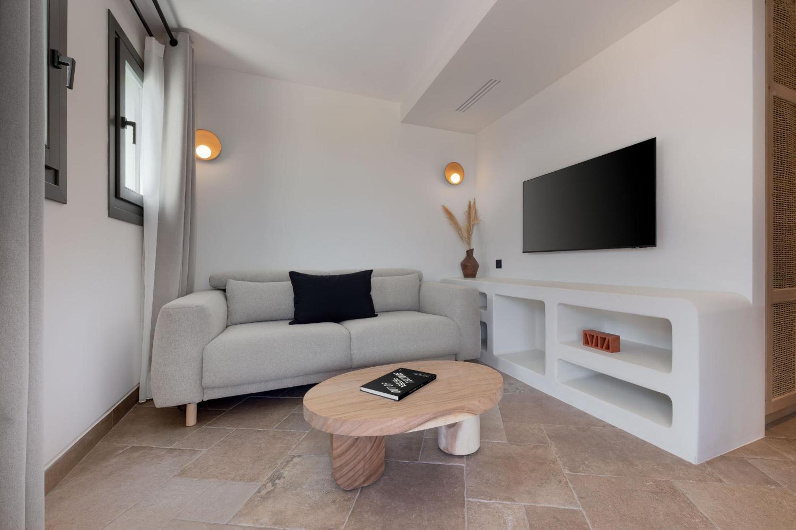 Premium Suite with outdoor private heated jetted tub and sea view