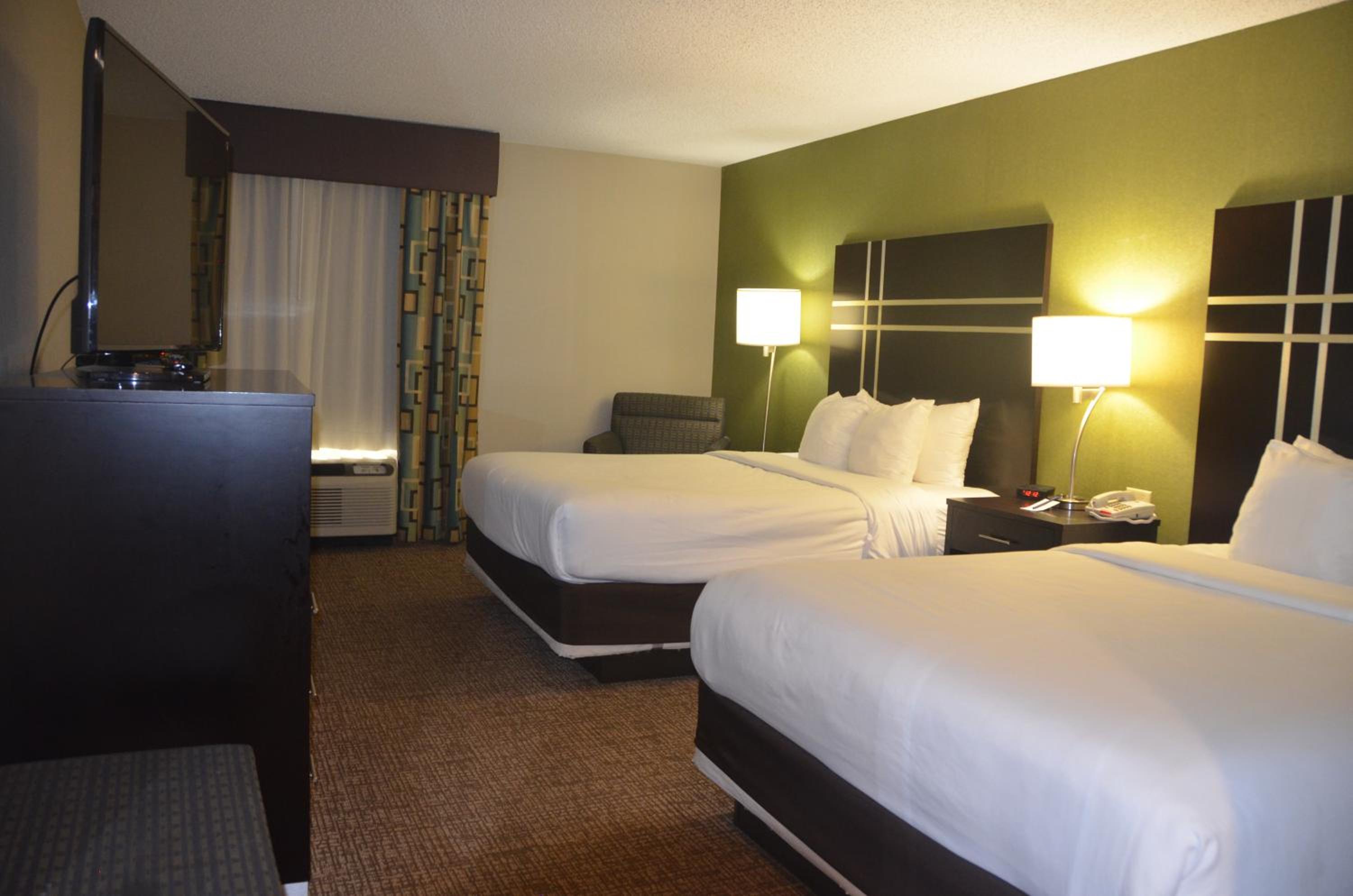 Queen Room with Two Queen Beds - Non-Smoking - Photo 2