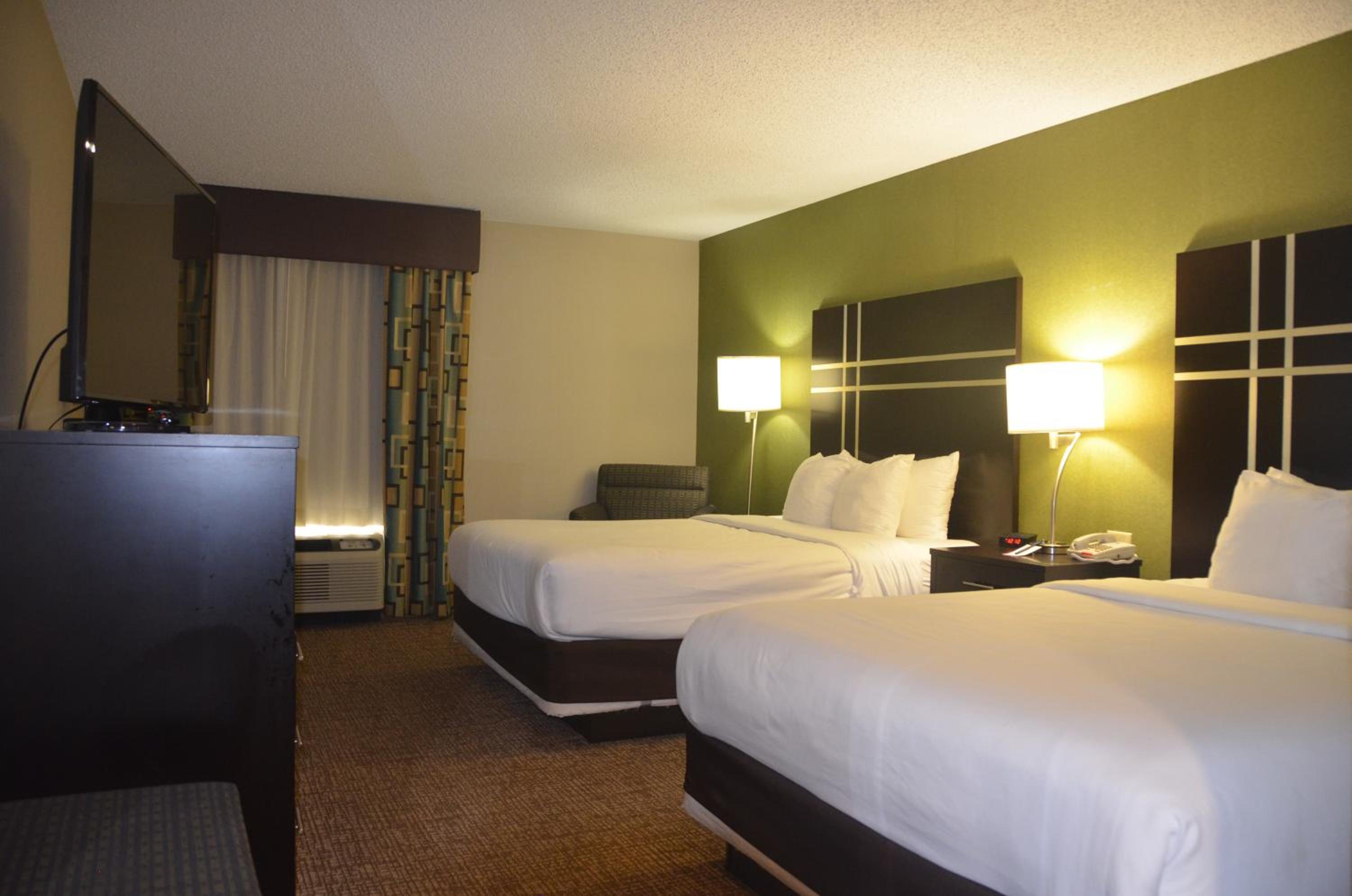 Queen Room with Two Queen Beds - Non-Smoking - Photo 3