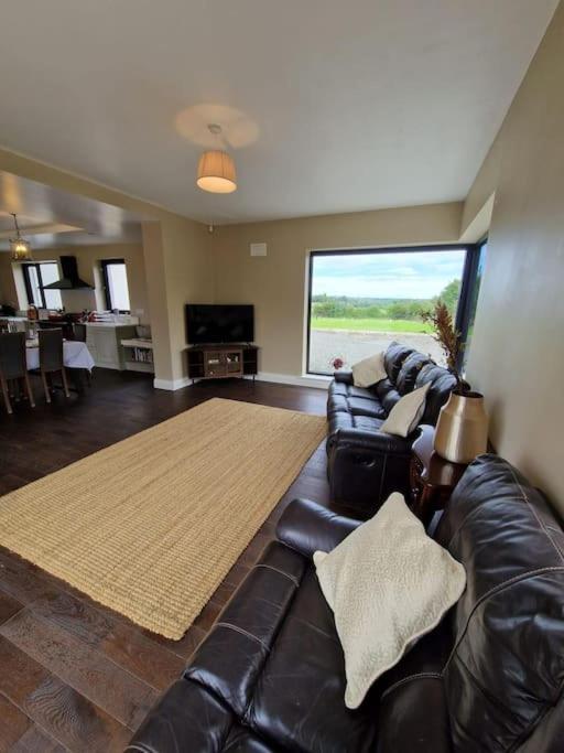 Five-Bedroom House photo 1