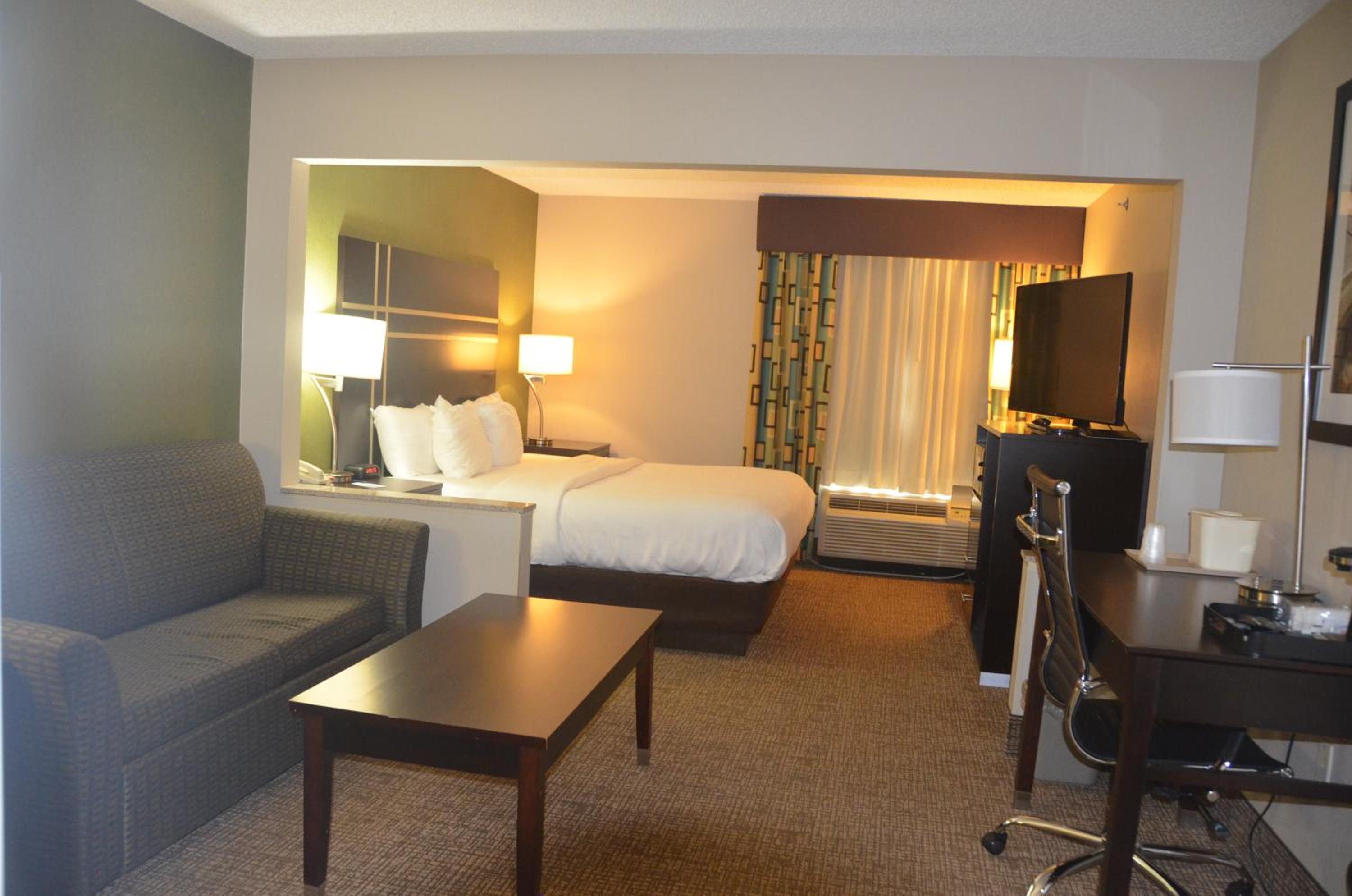 King Suite - Non-Smoking - Photo 3