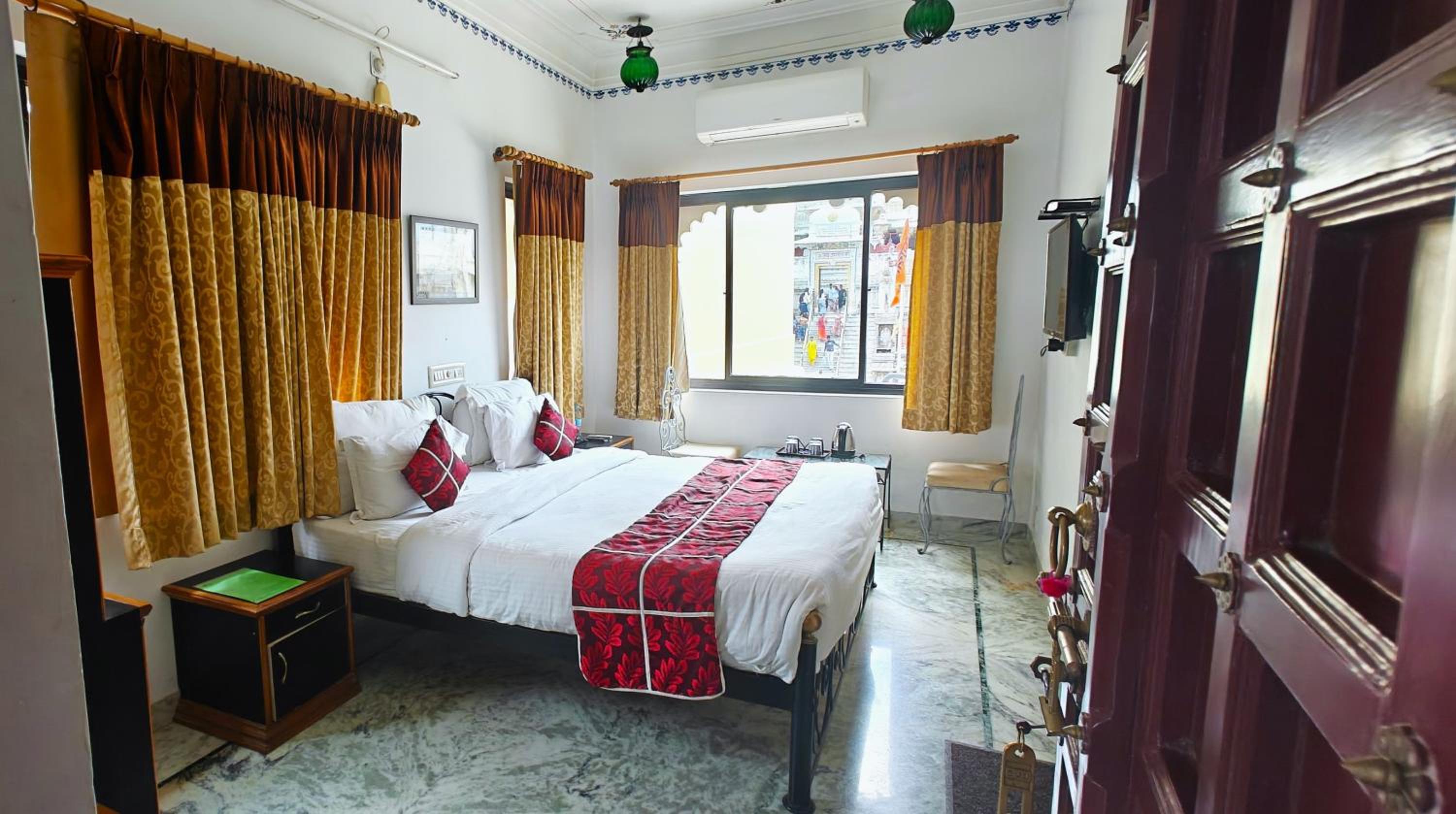 Deluxe Room - Photo 17
