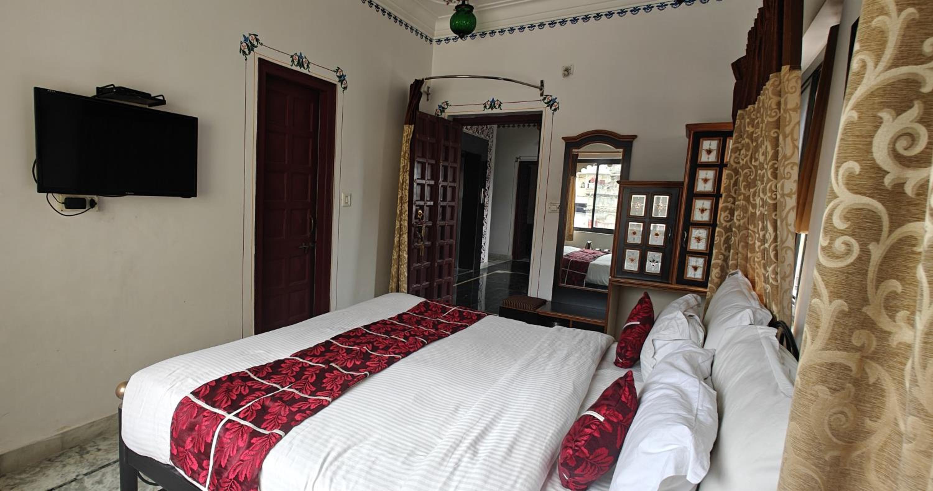 Deluxe Room - Photo 14