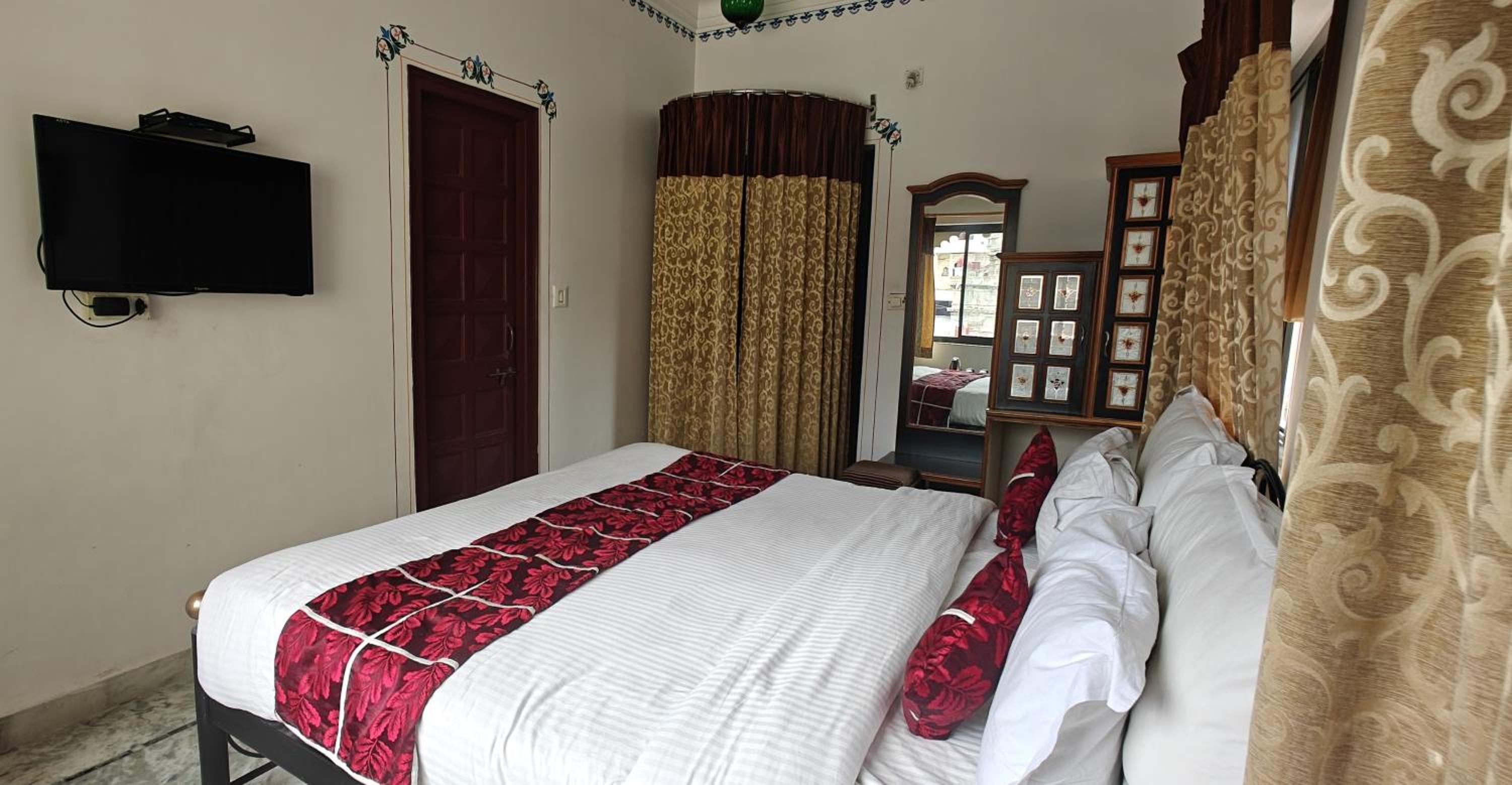 Deluxe Room - Photo 9