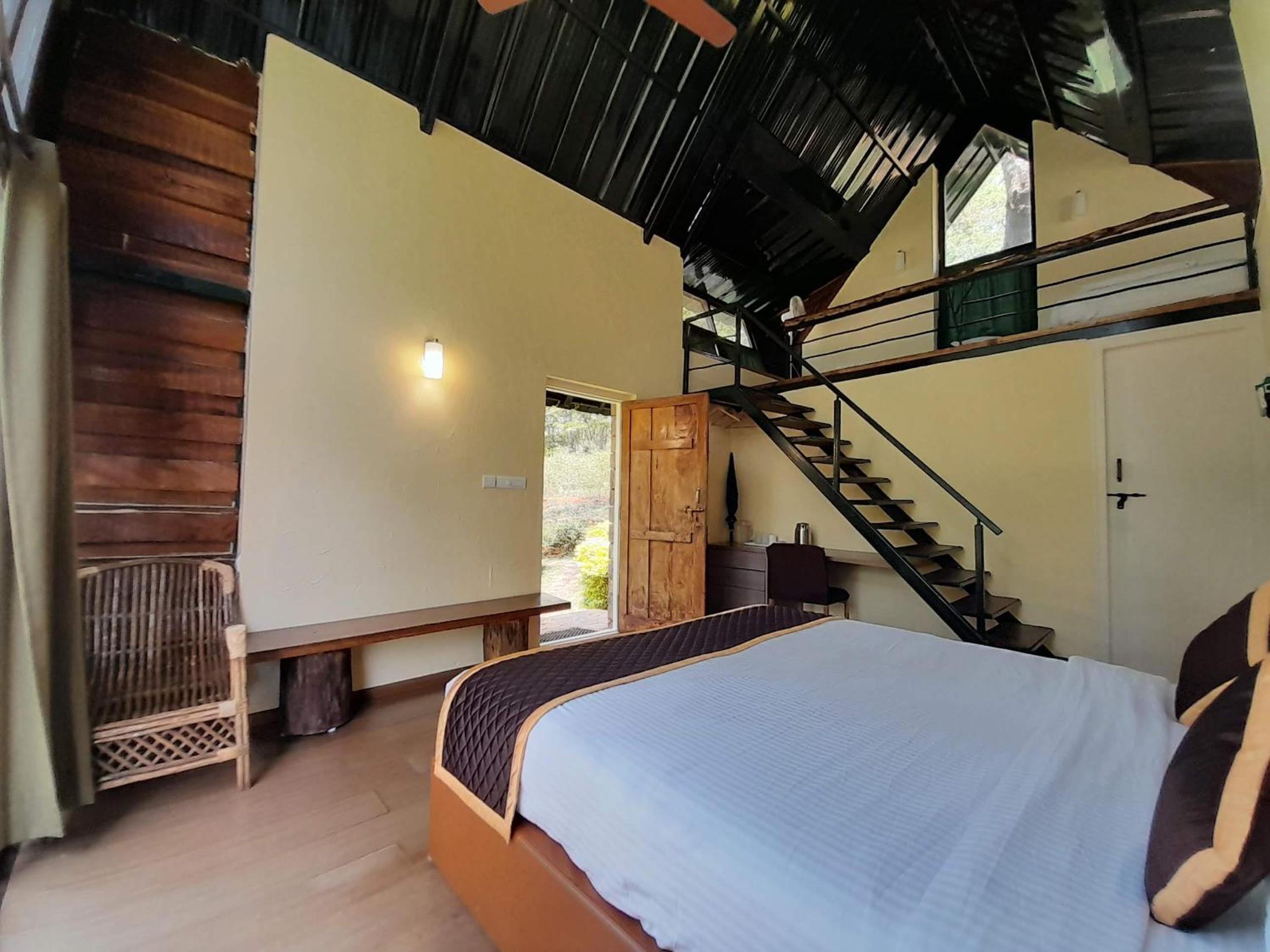 Deluxe Double Room with Balcony photo 3