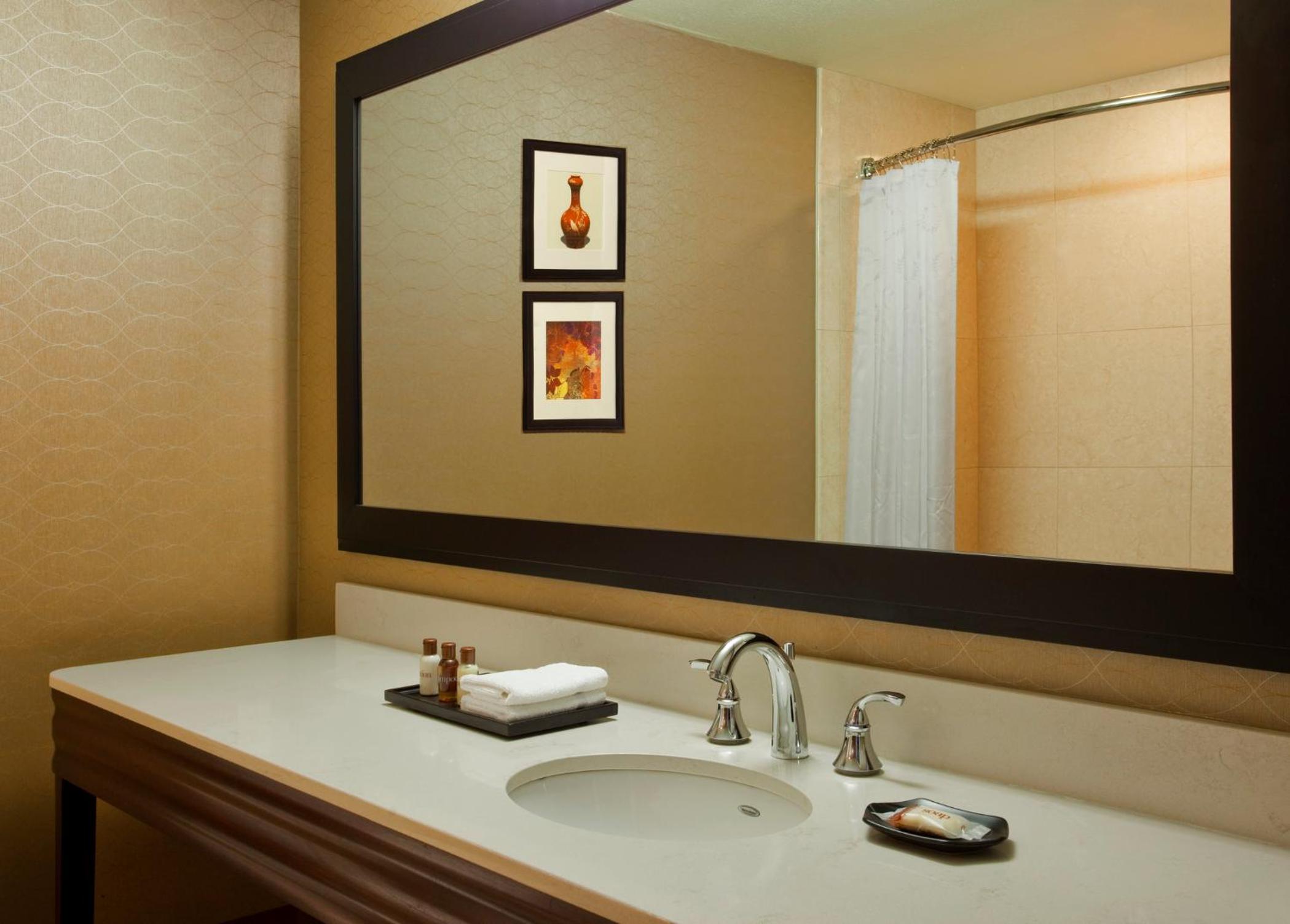 Club level, Suite, 1 King, Corner room - Photo 2