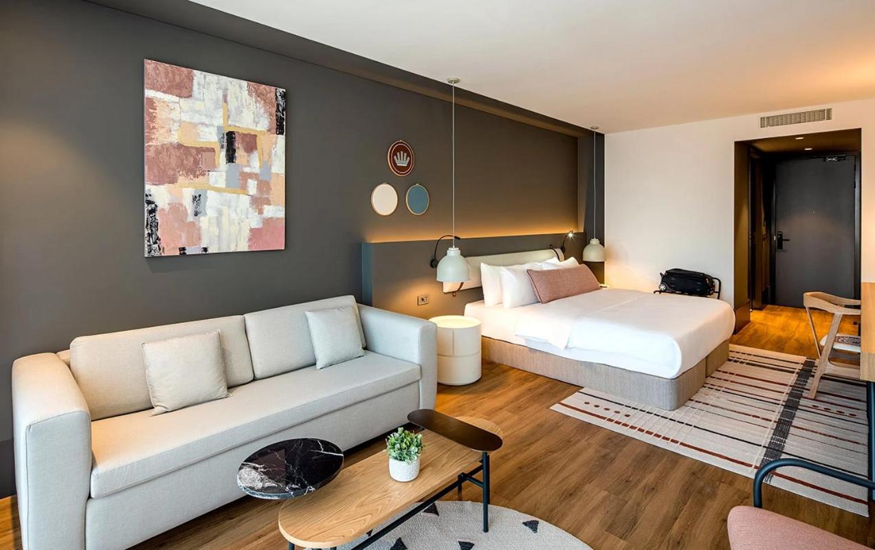 Suite - Photo 1