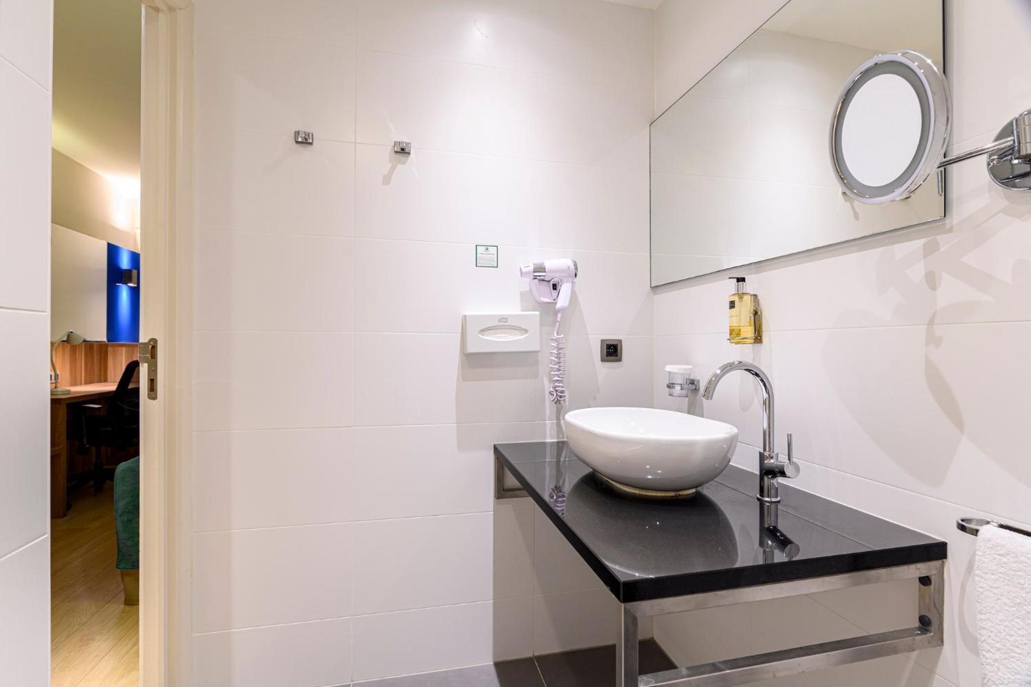 Standard King Room with Balcony and Bath thumbnail 5