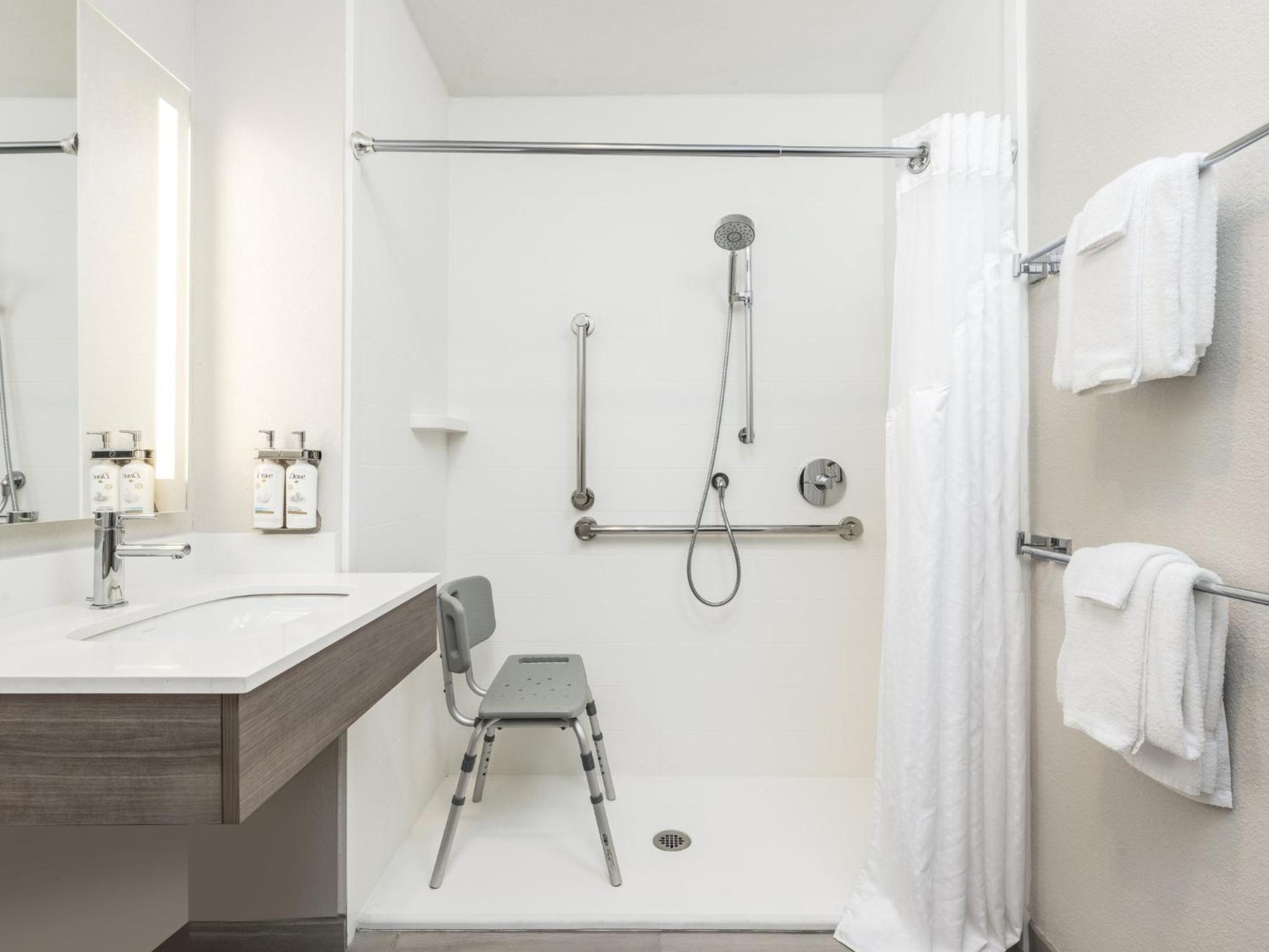 Standard Queen Room with Two Queen Beds and Mobility Accessible Roll-In Shower - Photo 3