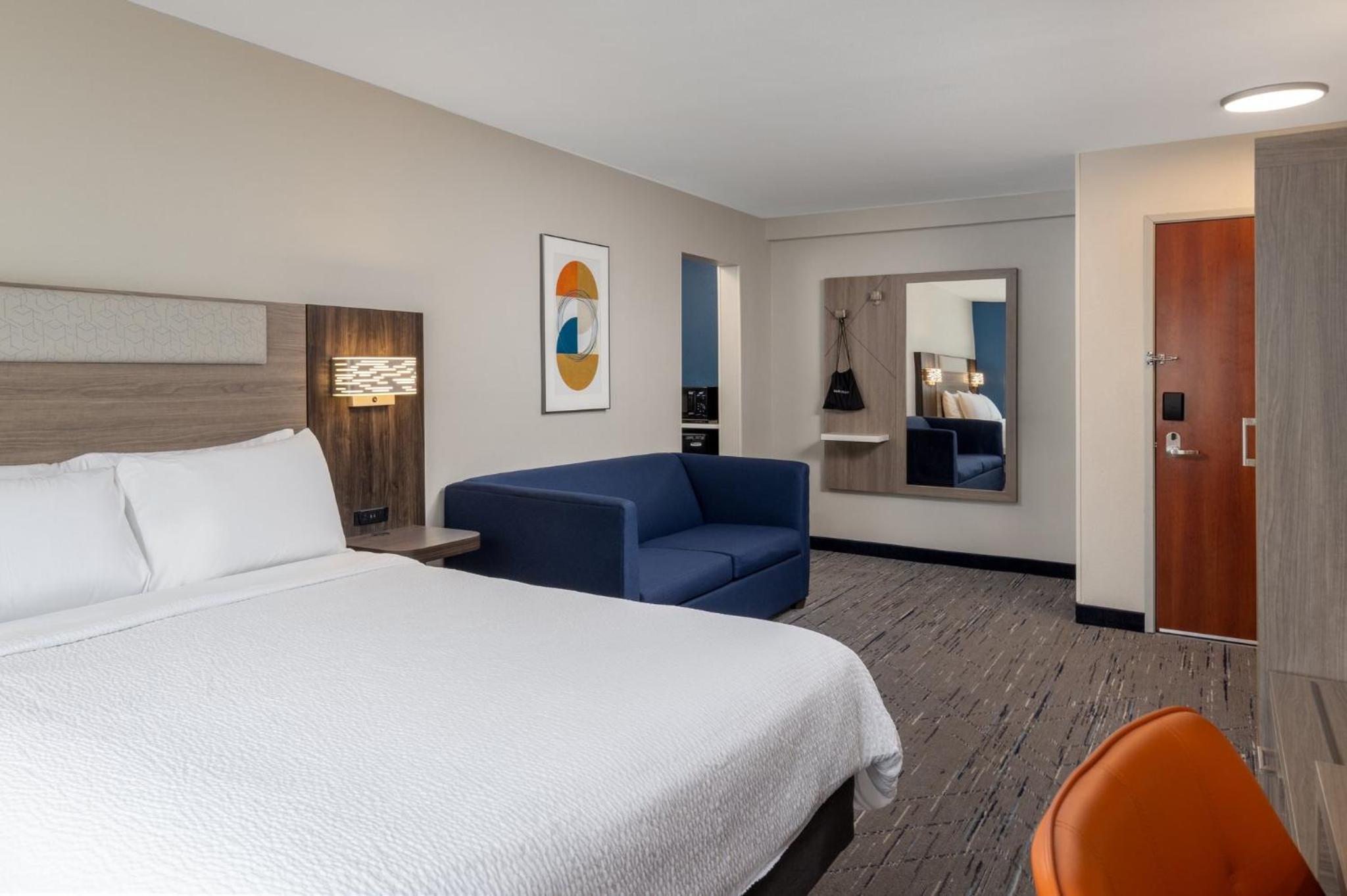Two-Bedroom Suite - Photo 2
