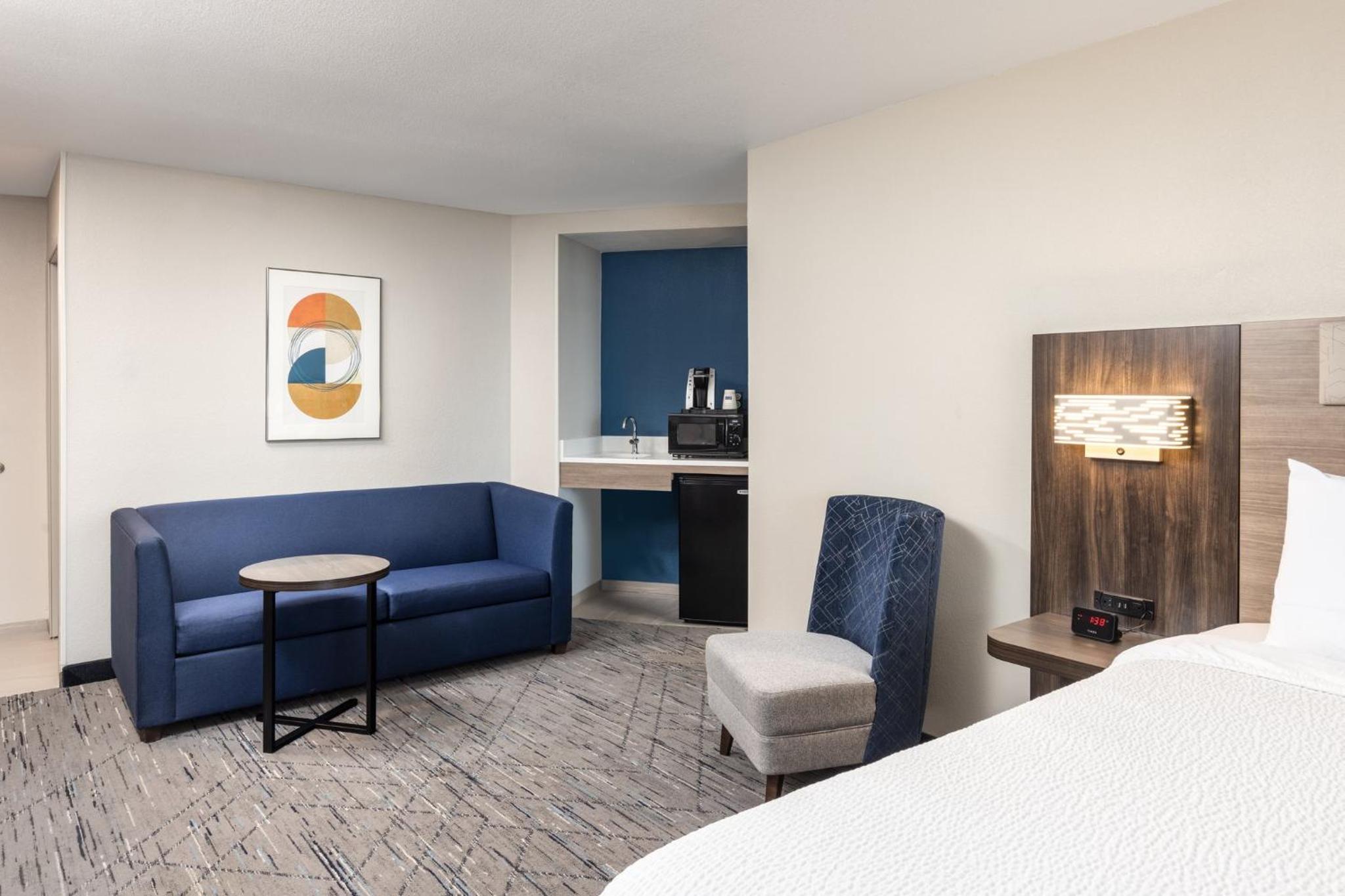 Standard King Room with King and Queen Bed - Photo 7