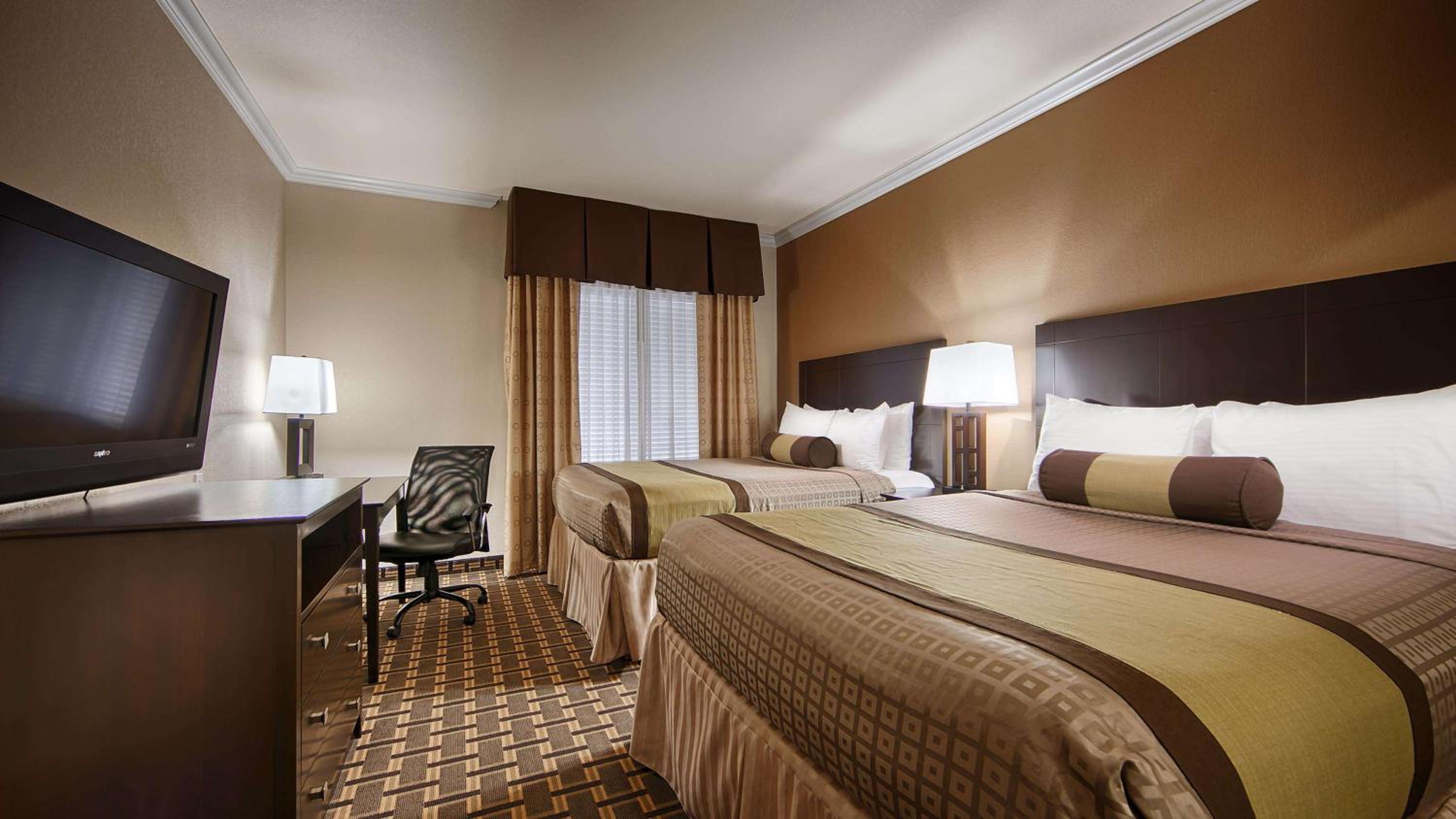 Queen Room With Two Queen Beds And Wet Bar - Non-Smoking - Photo 2
