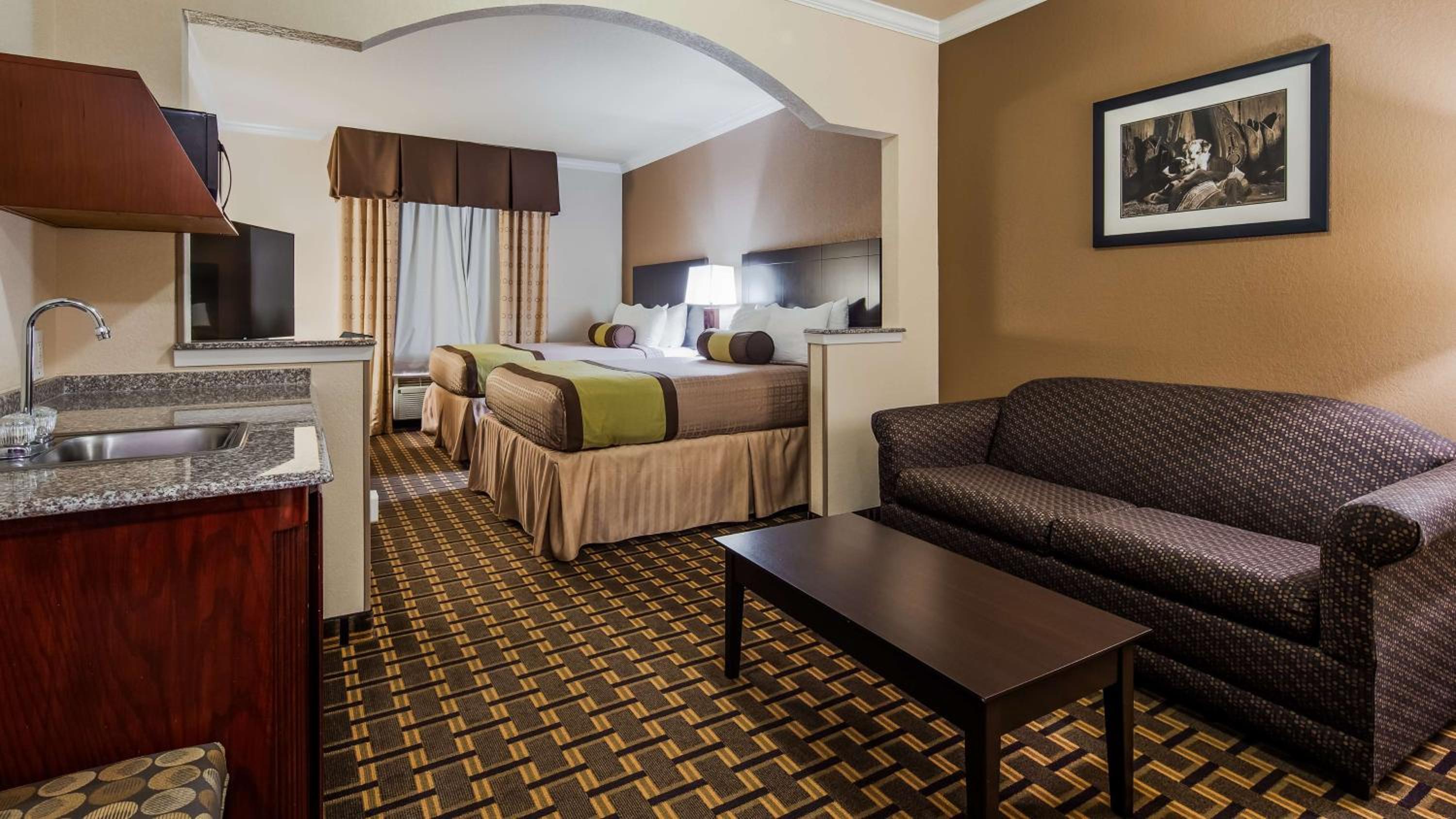 Queen Suite with Two Queen Beds and Sofa Bed - Wet Bar/Non-Smoking - Photo 5