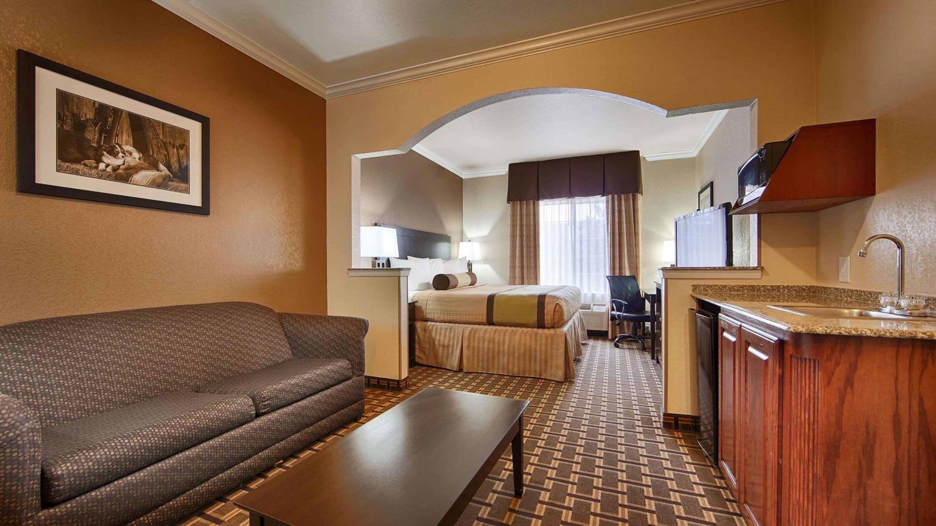 King Suite with Sofa Bed and Wet Bar - Non-Smoking - Photo 2