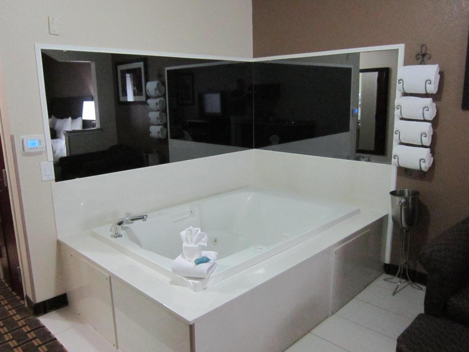 King Room with Spa Bath and Wet Bar - Non-Smoking - Photo 4