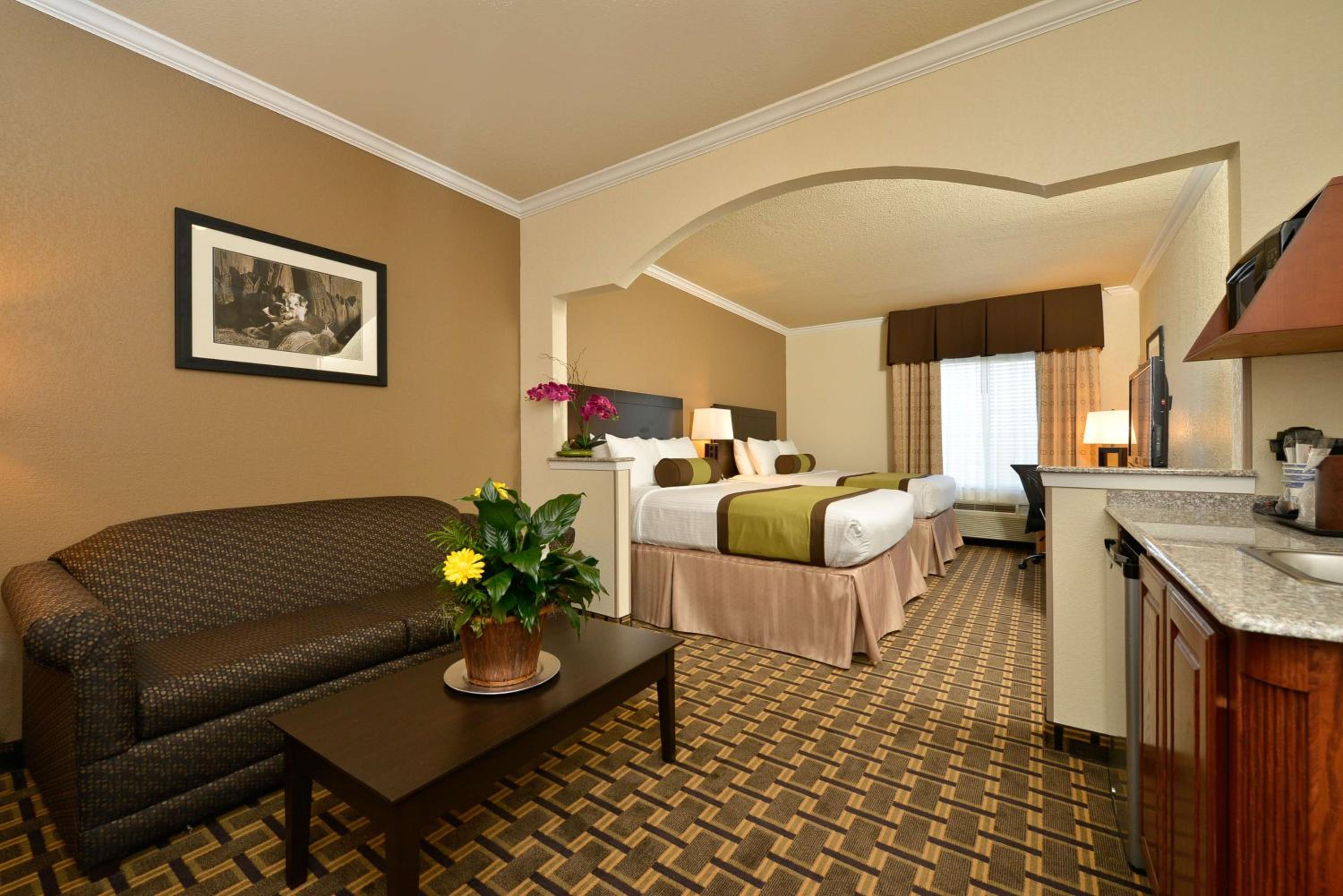 Queen Suite with Two Queen Beds and Sofa Bed - Wet Bar/Non-Smoking - Photo 1