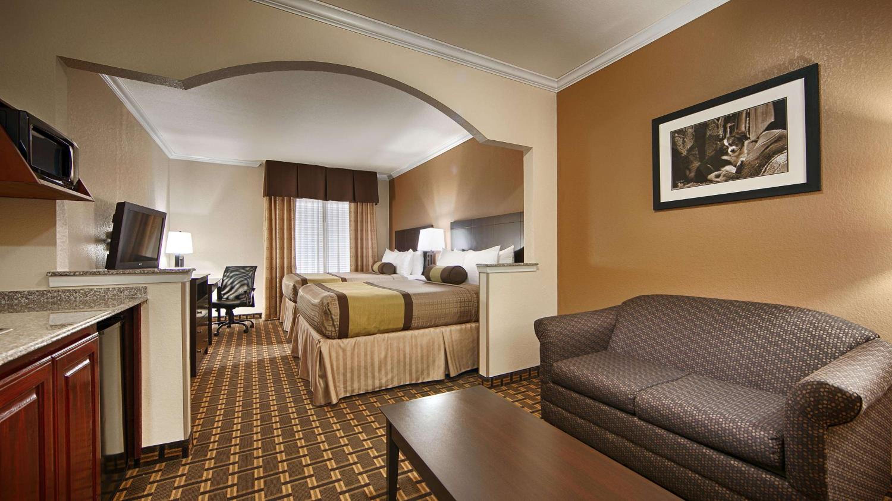 Queen Suite with Two Queen Beds and Sofa Bed - Wet Bar/Non-Smoking - Photo 2