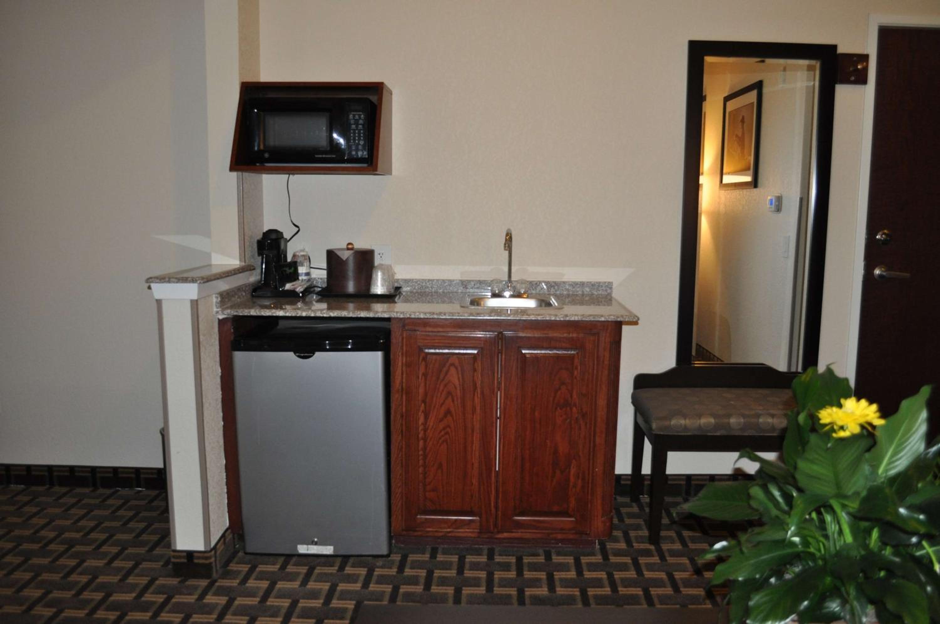 King Room with Spa Bath and Wet Bar - Non-Smoking - Photo 2