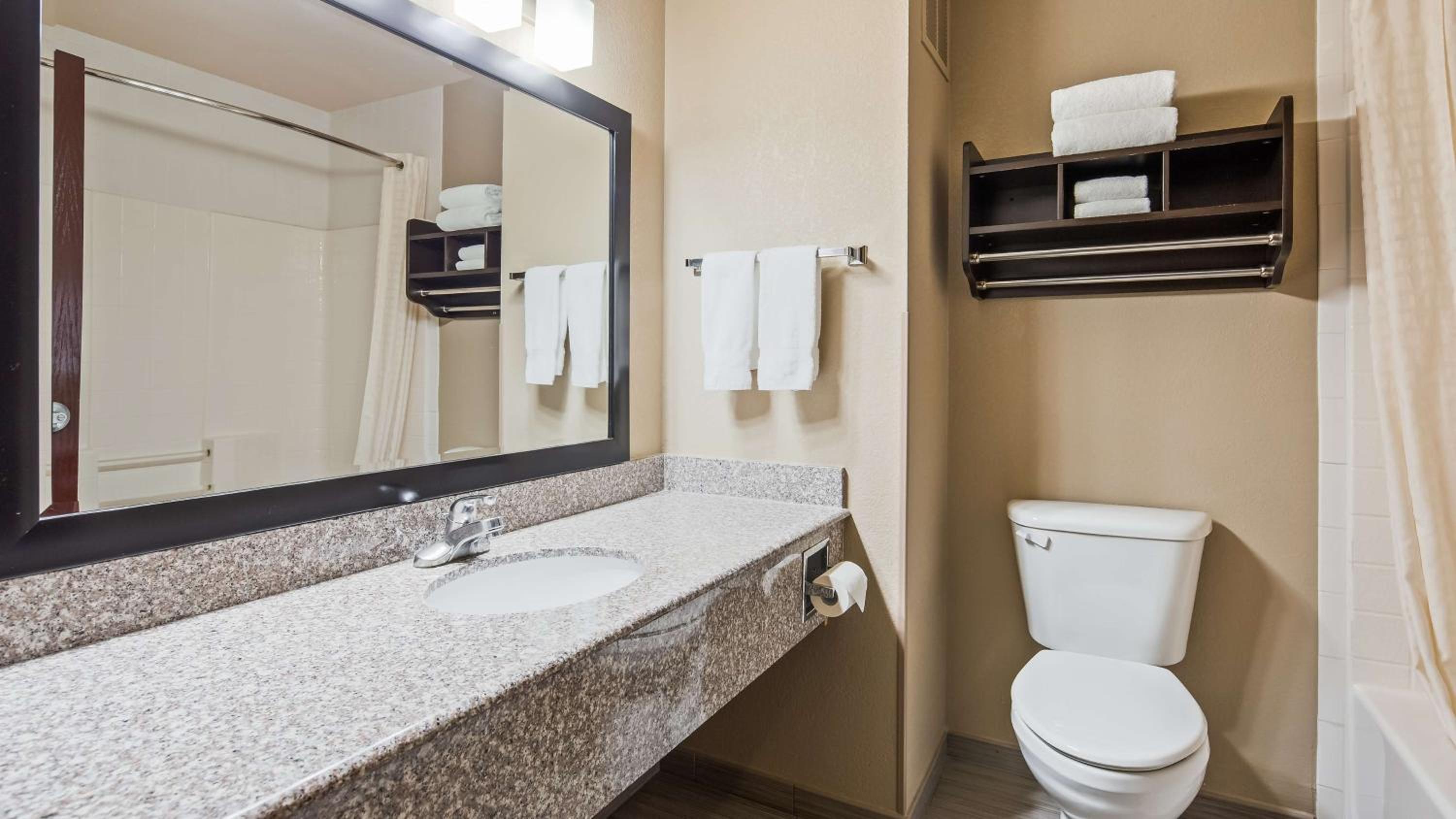 King Room with Spa Bath and Wet Bar - Non-Smoking - Photo 3