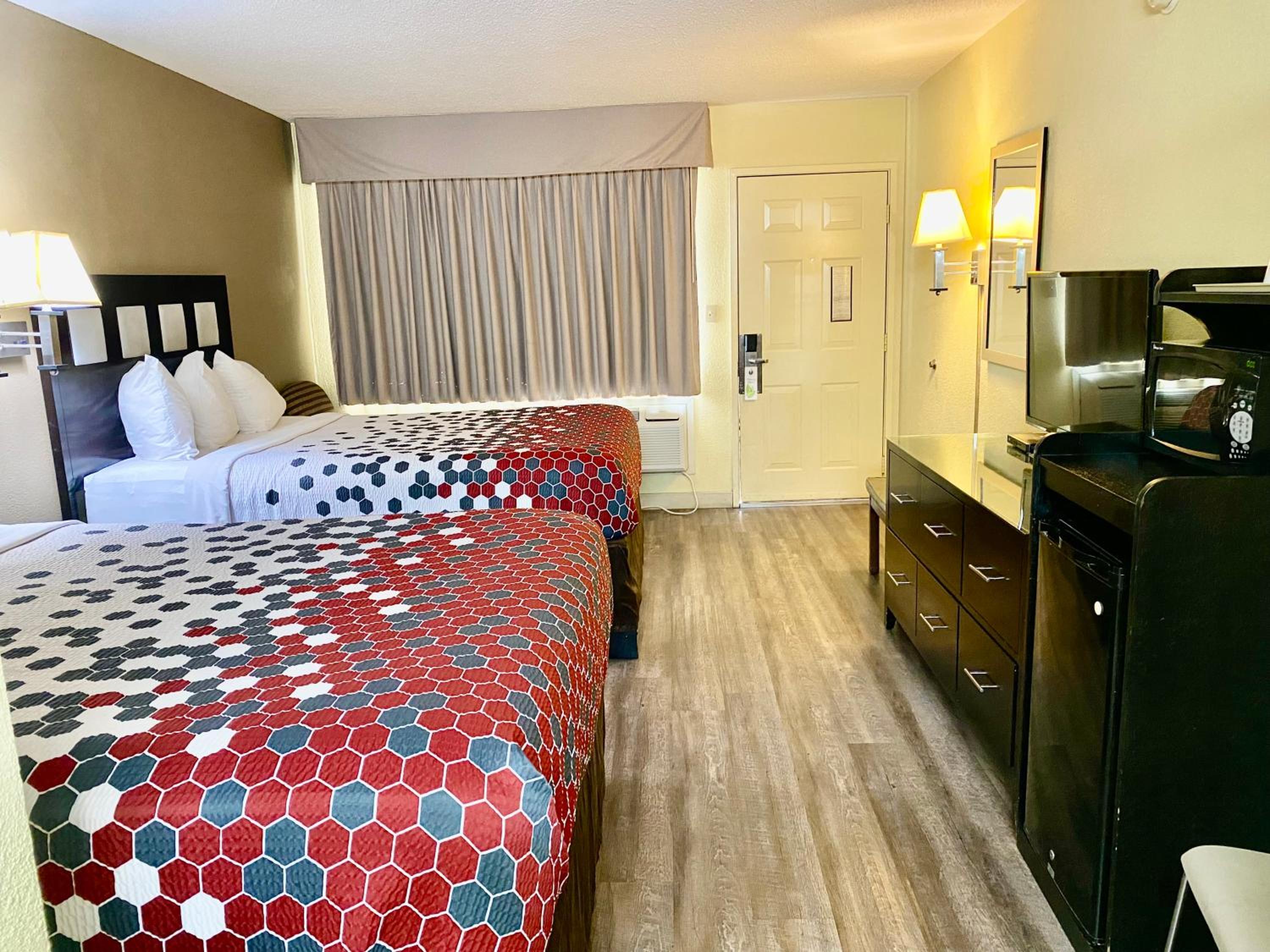 Queen Room with Two Queen Beds - Non-Smoking - Photo 3