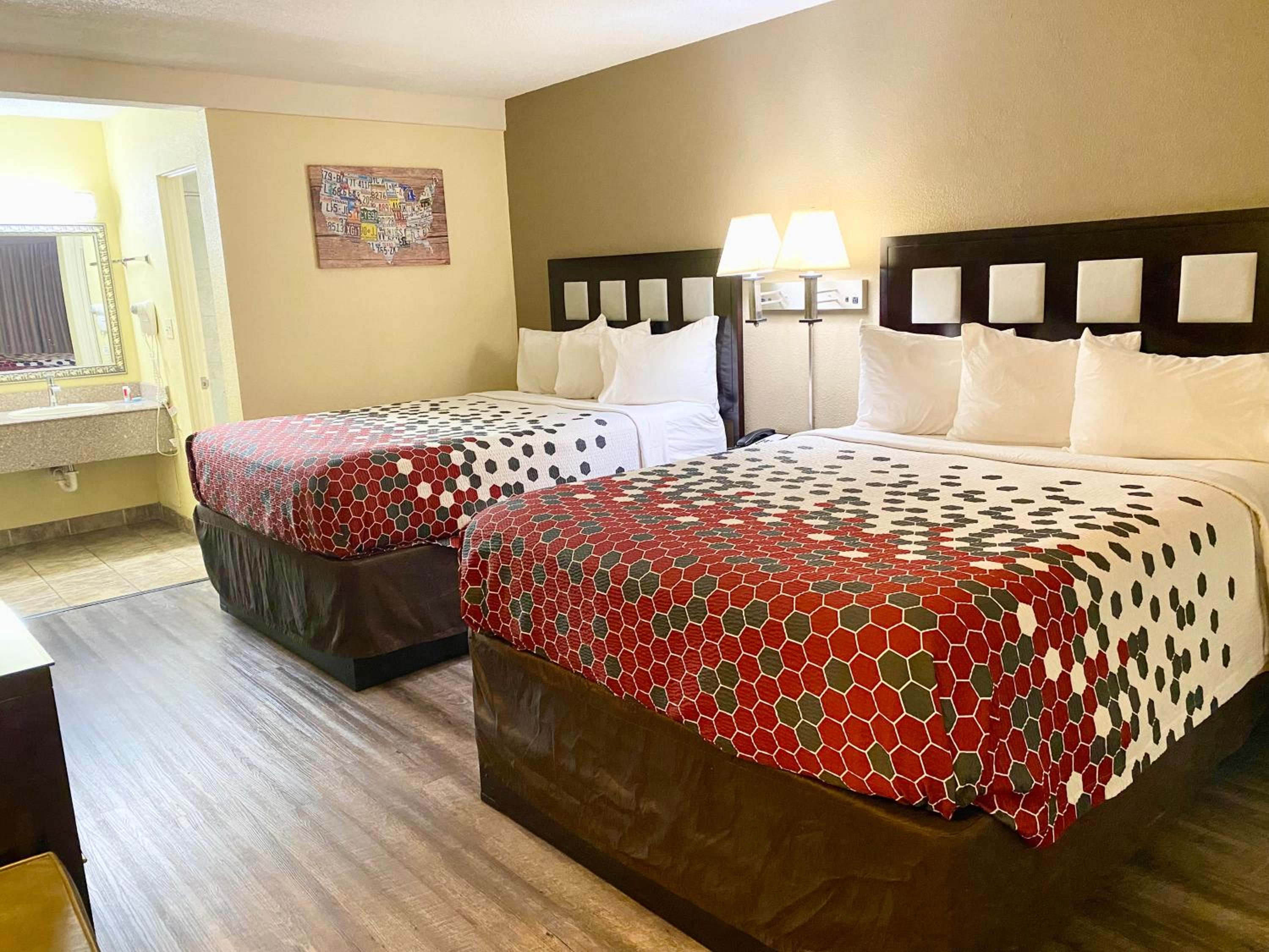 Queen Room with Two Queen Beds - Non-Smoking - Photo 1