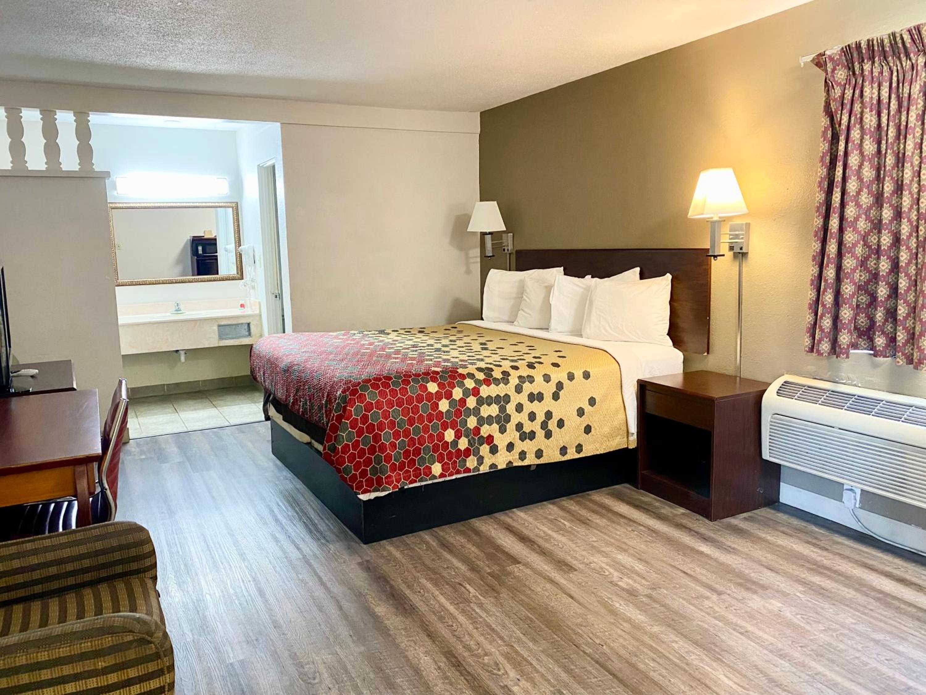 King Room with Roll-in Shower - Mobility Access/Non-Smoking - Photo 4