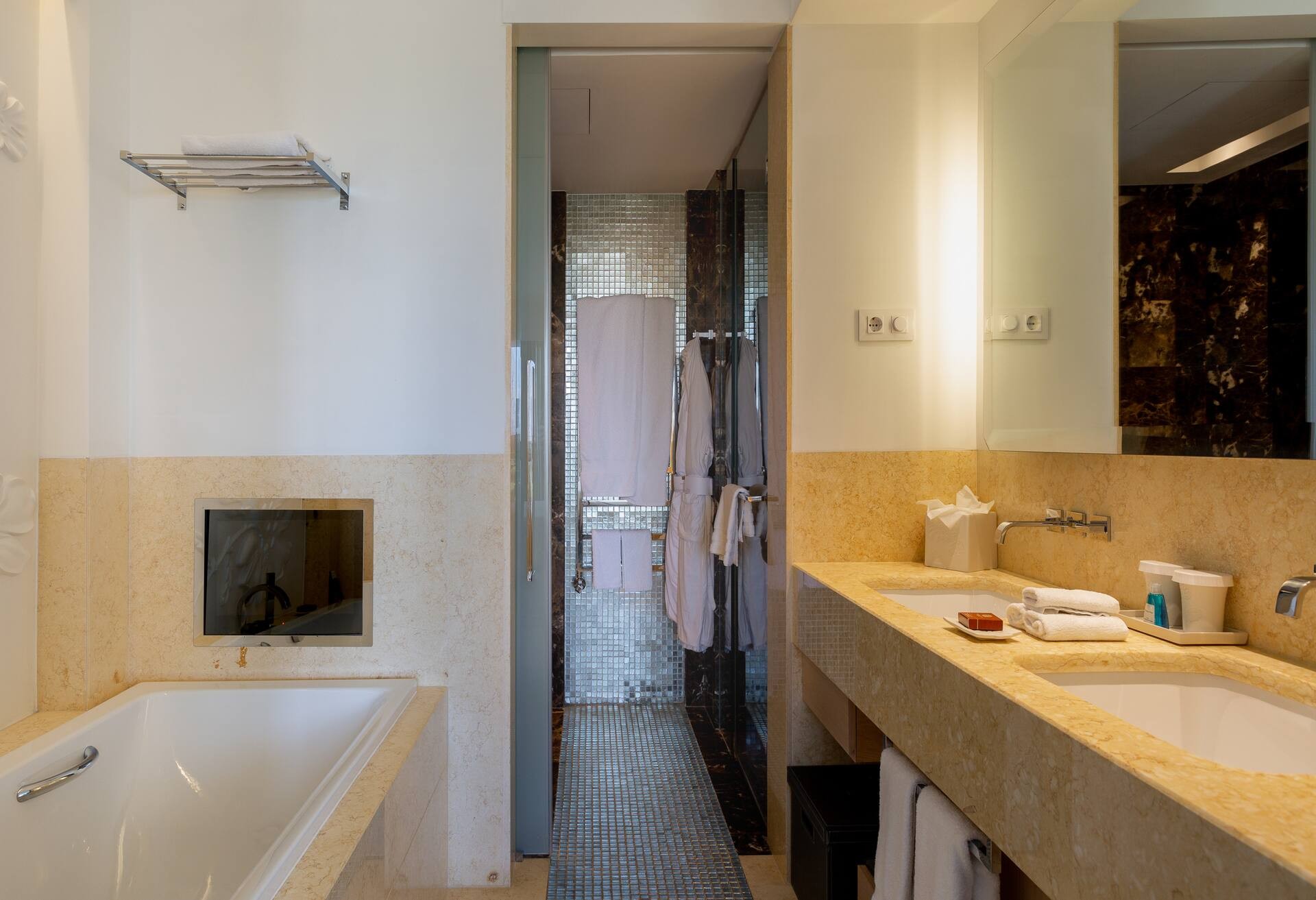 King Grand Deluxe Room with Pool View photo 2