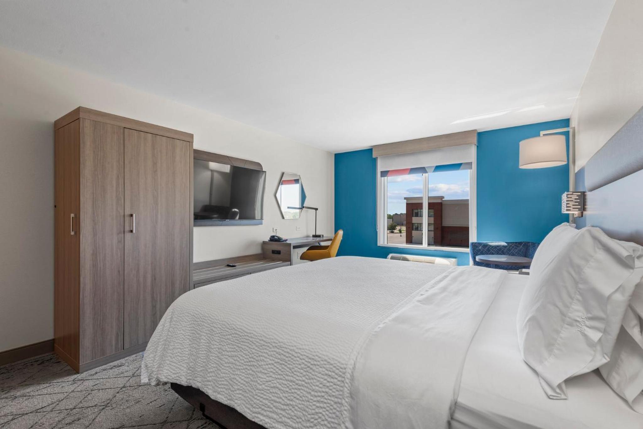 Standard King Room with Extra Space - Photo 1