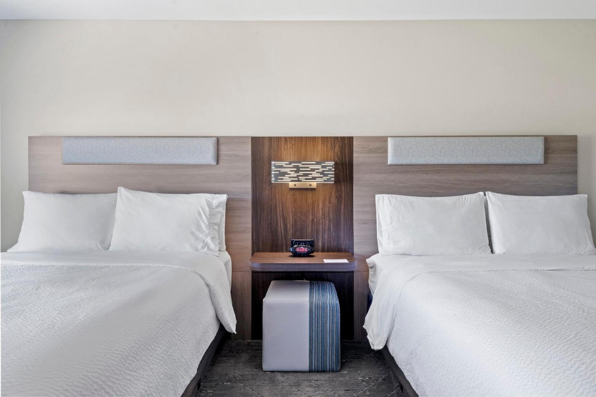 Standard Queen Room with Two Queen Beds - Photo 5