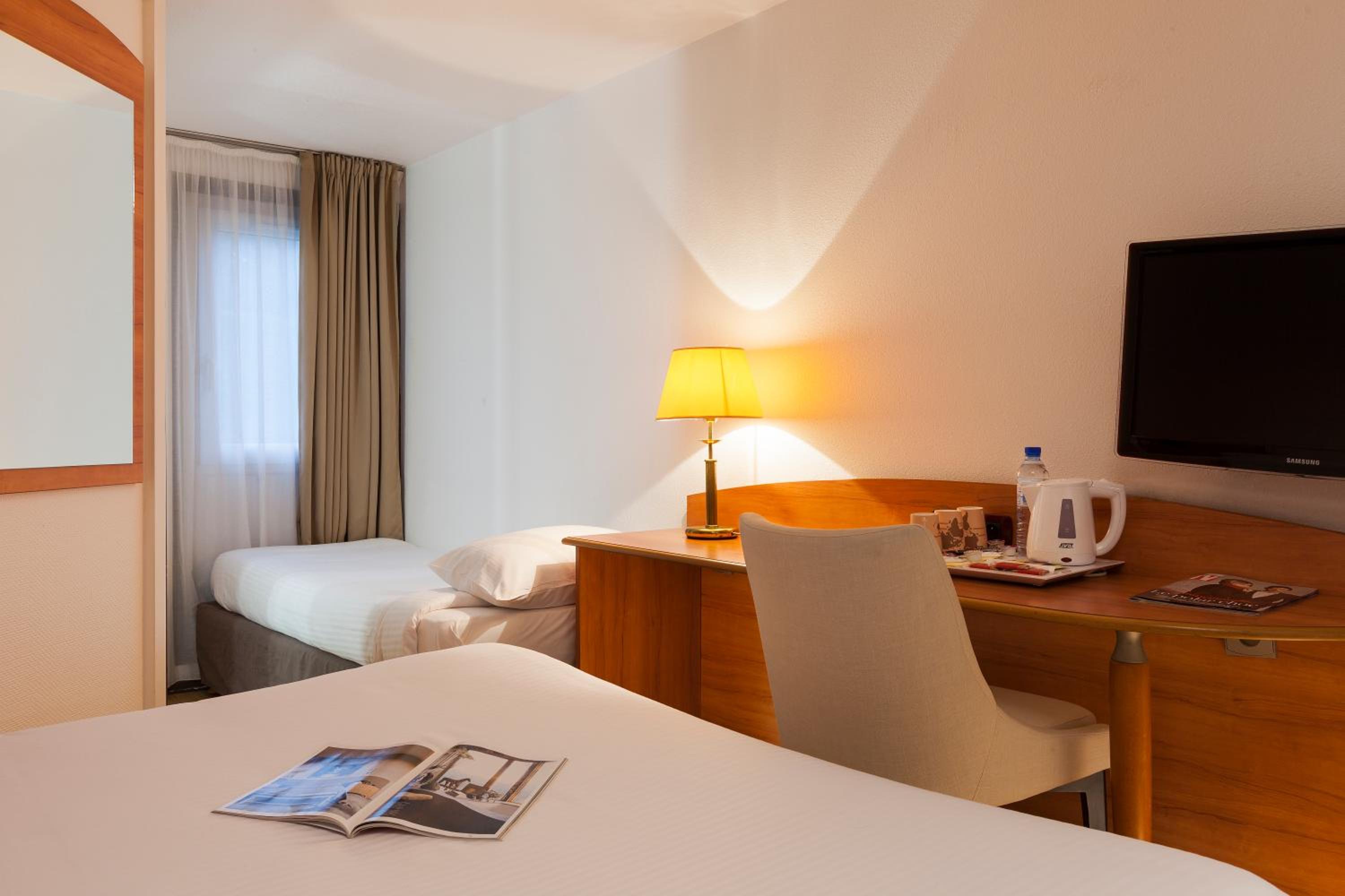 Triple Queen Room - Non Smoking - Photo 1