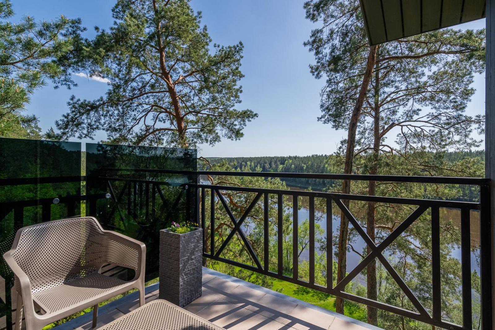 Apartment with Balcony - Photo 3