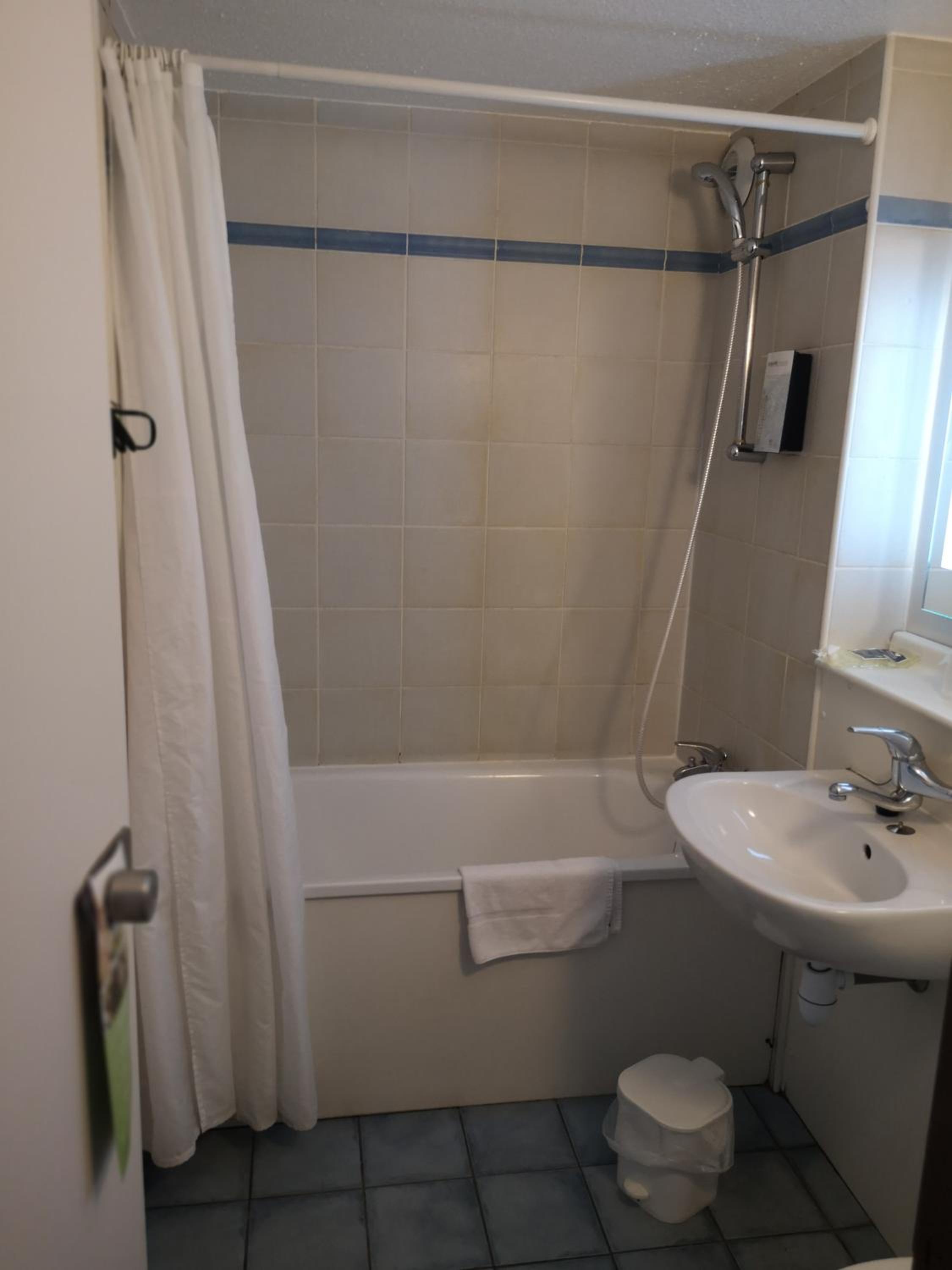 Twin Room - Non-Smoking - Photo 2