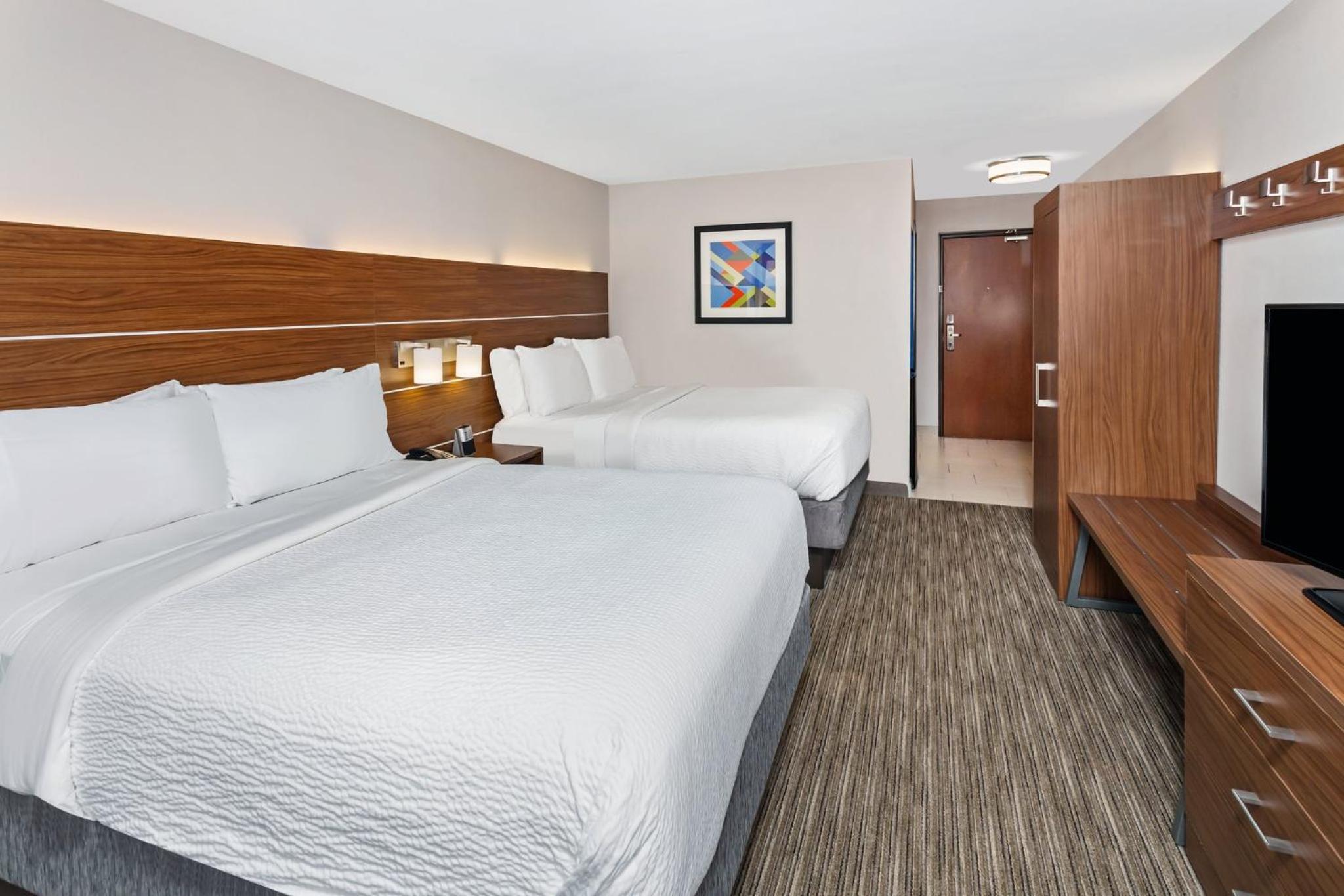 Standard Room with Two Queen Beds - Photo 3