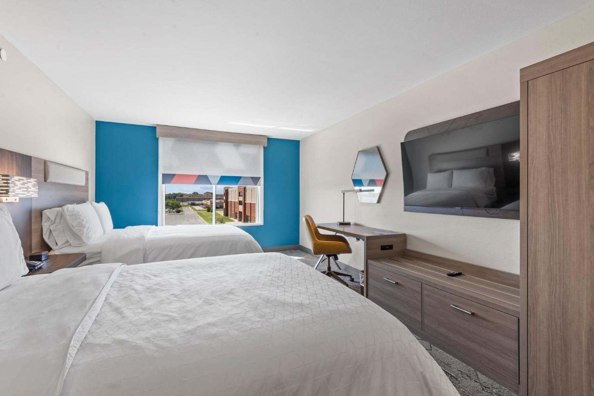 Standard Queen Room with Two Queen Beds - Photo 4