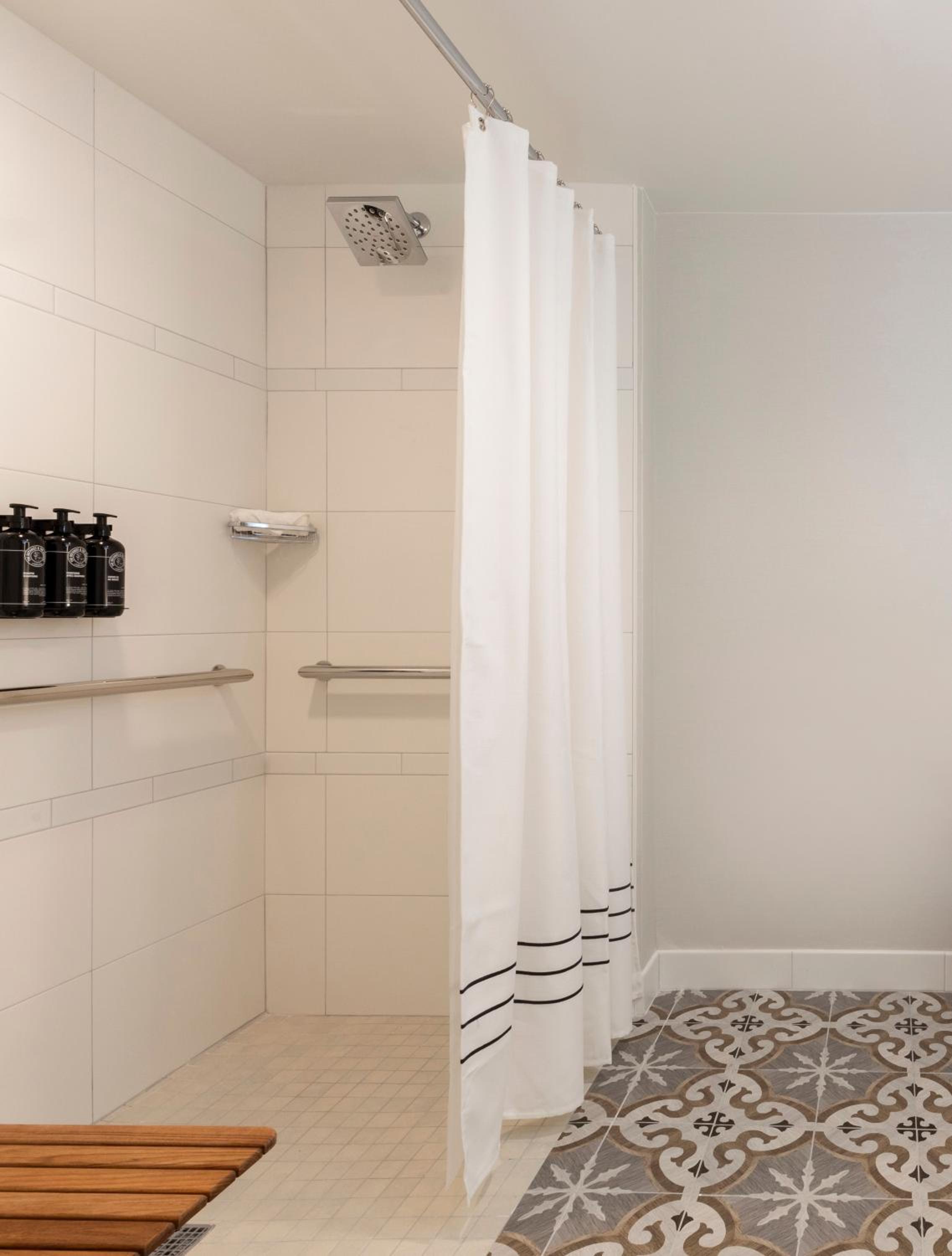 King Room with Roll-In Shower - Mobility Access - Photo 3