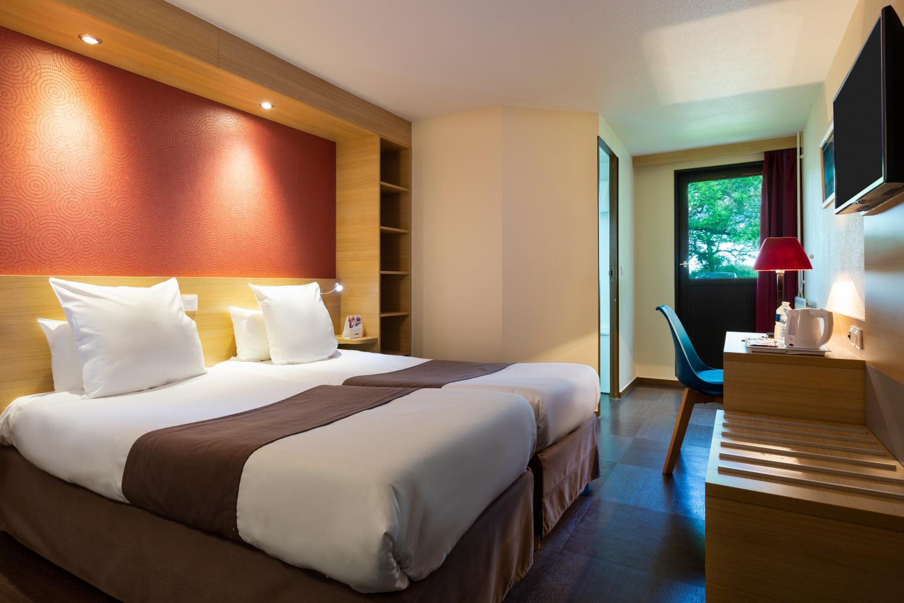 Twin Room - Non-Smoking - Photo 3