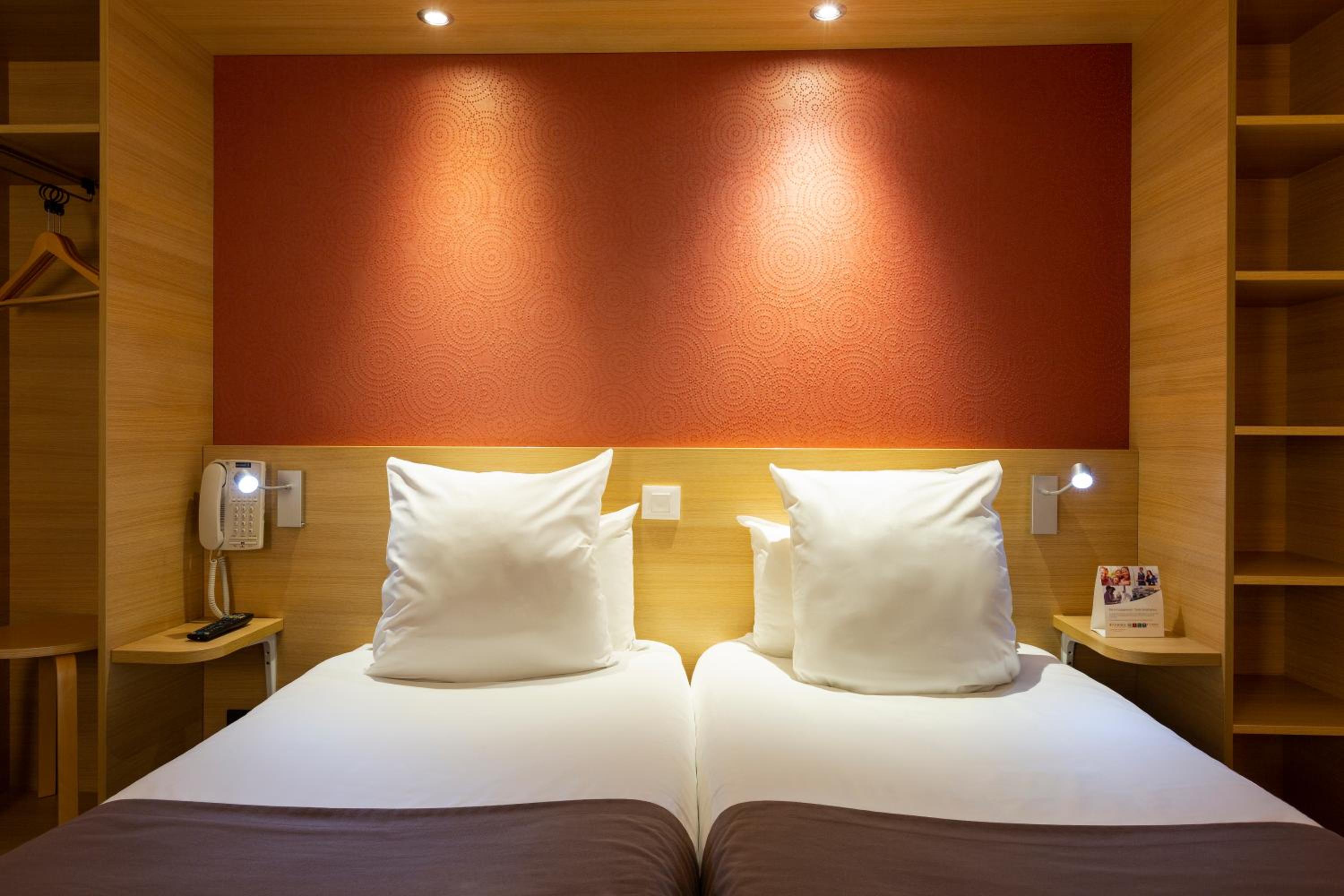 Twin Room - Non-Smoking - Photo 4