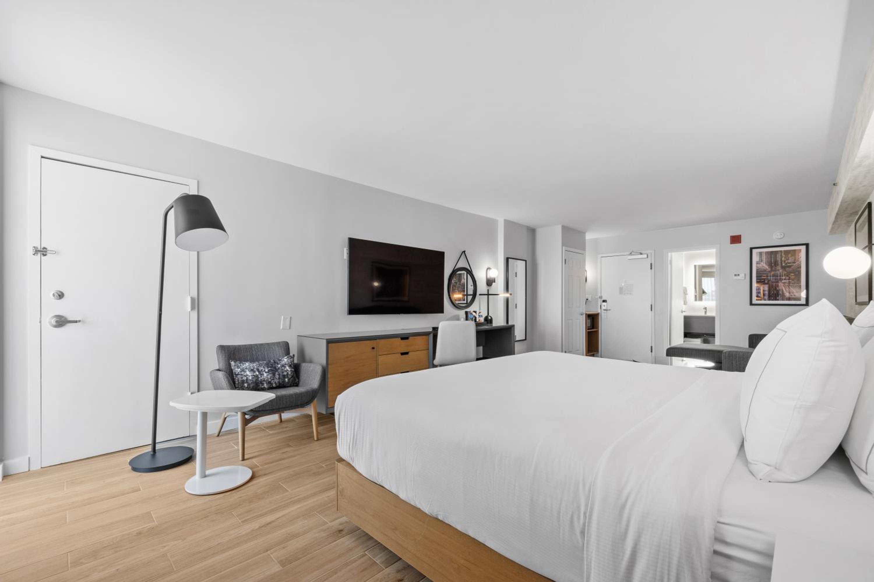 Junior King Suite with Seating Area - Photo 1