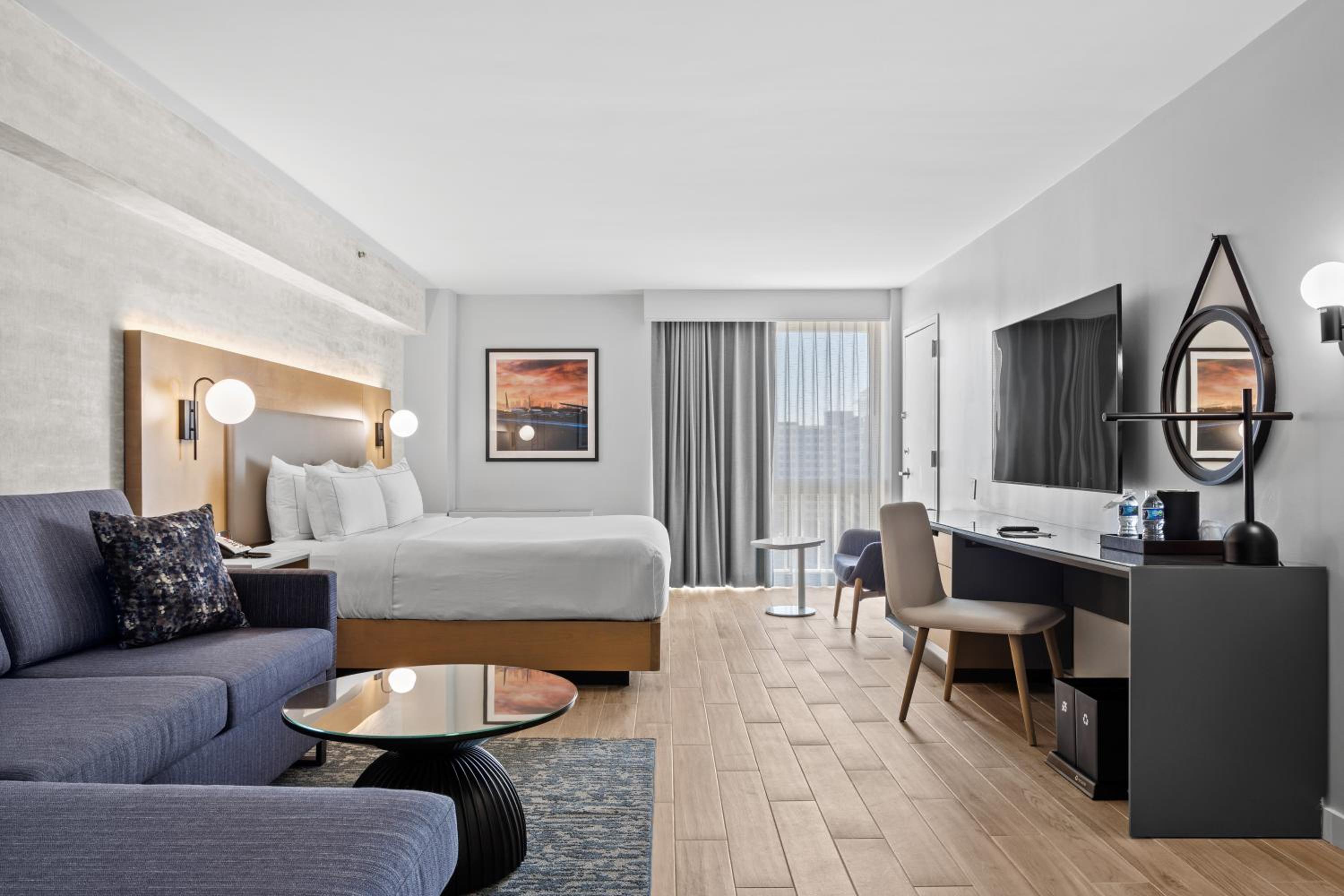 Junior King Suite with Seating Area - Photo 6