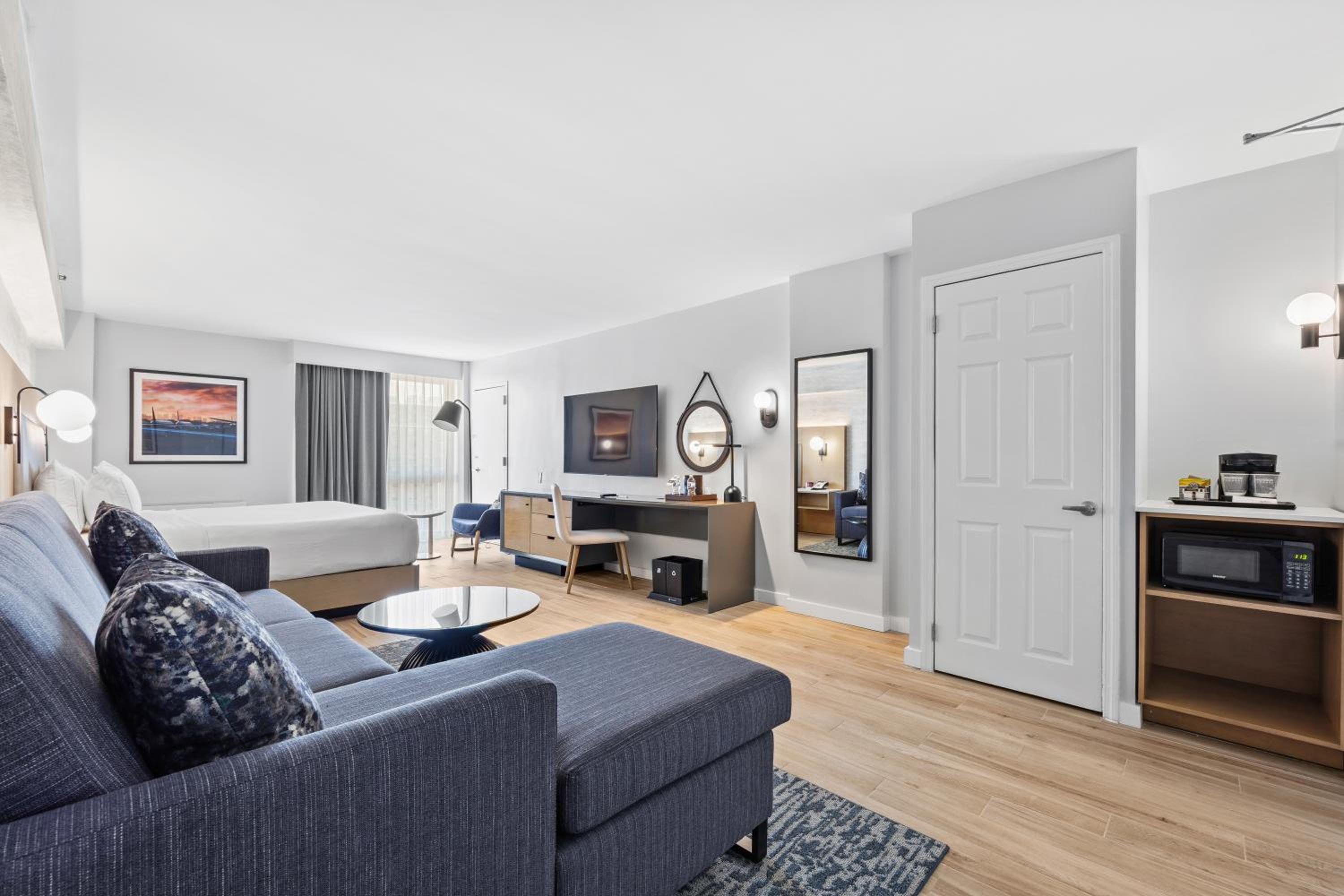 Junior King Suite with Seating Area - Photo 5