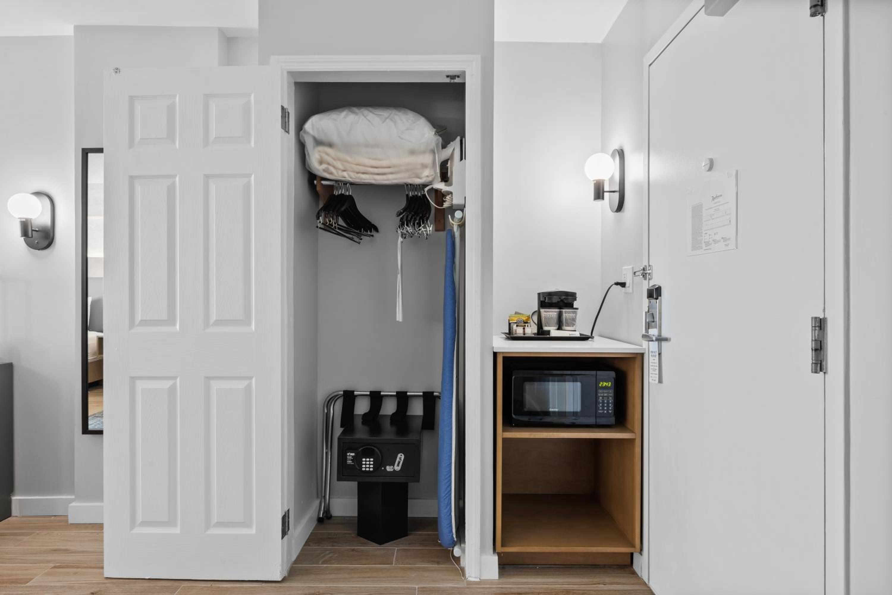 Junior King Suite with Seating Area - Photo 4