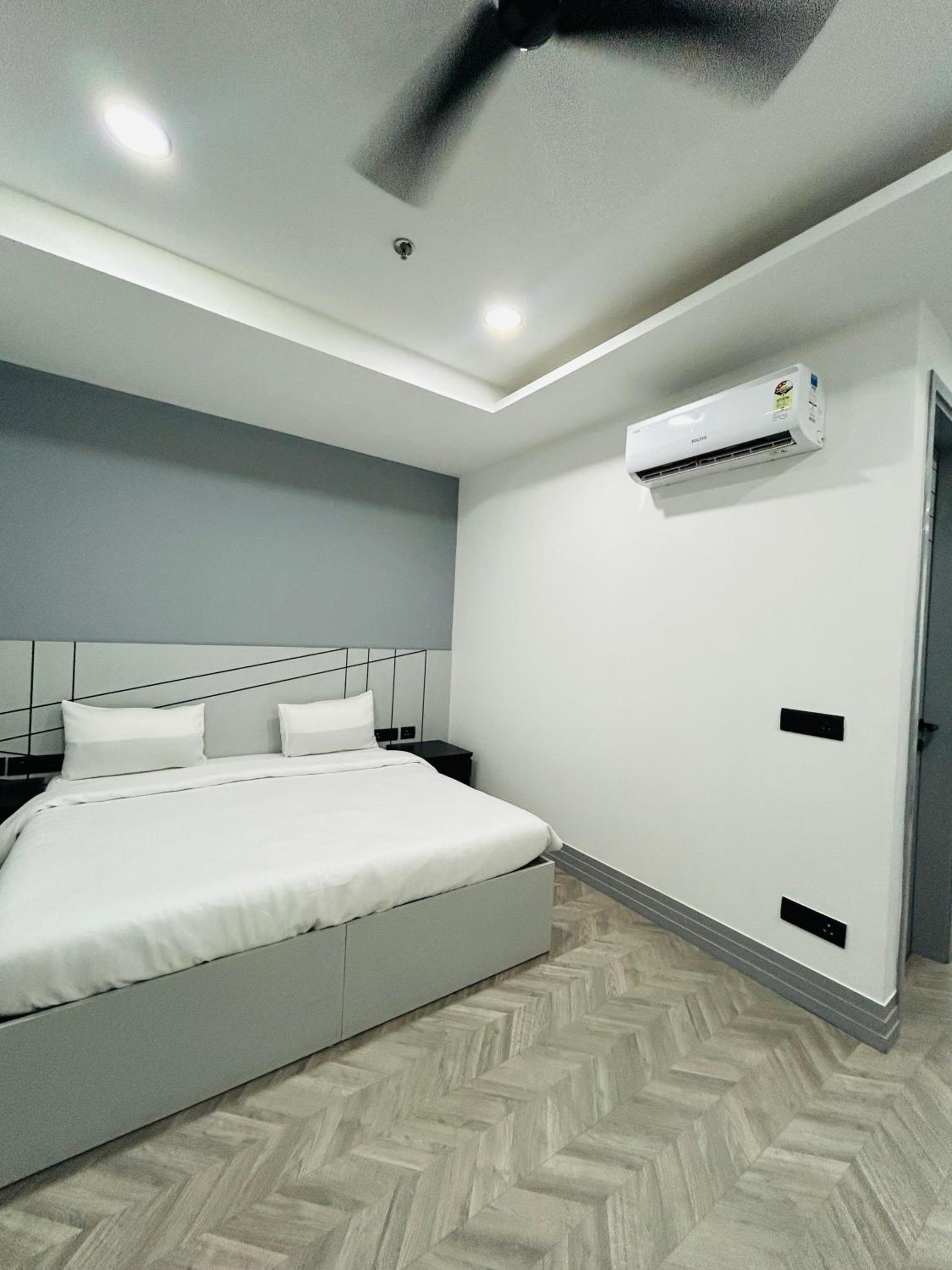 One-Bedroom Apartment photo 2