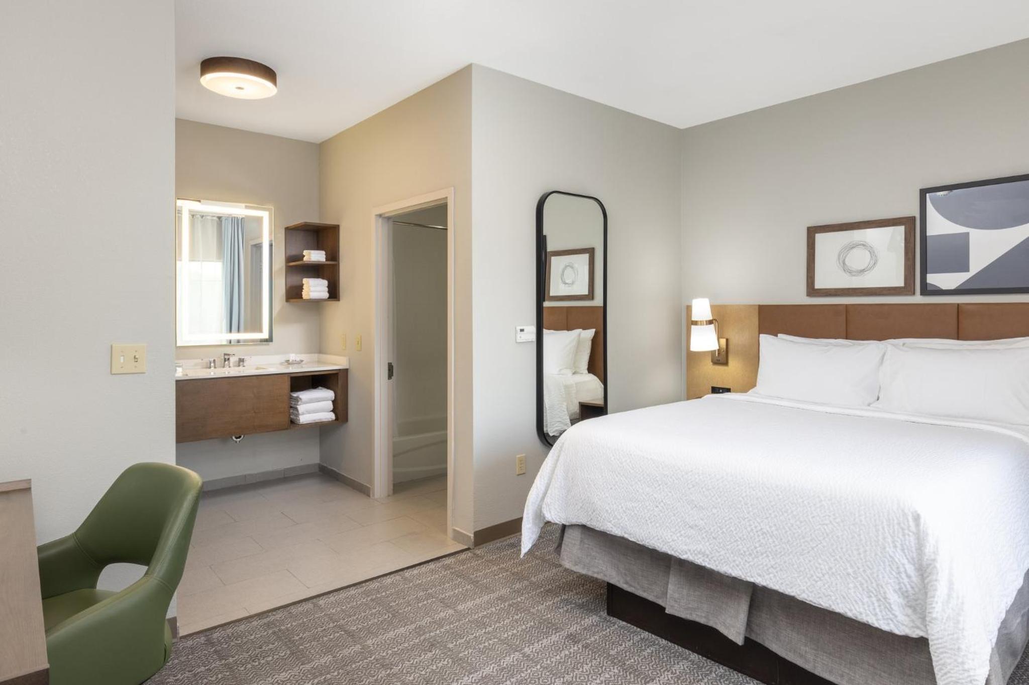 One-Bedroom King Suite with Sofa Bed - Photo 3