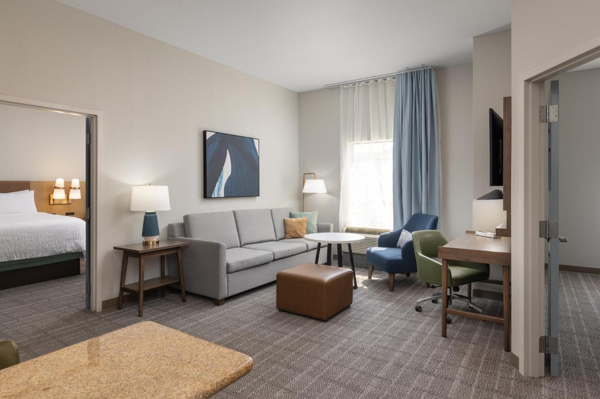 Two-Bedroom Suite with One King, Two Queen and Sofa Bed - Photo 3