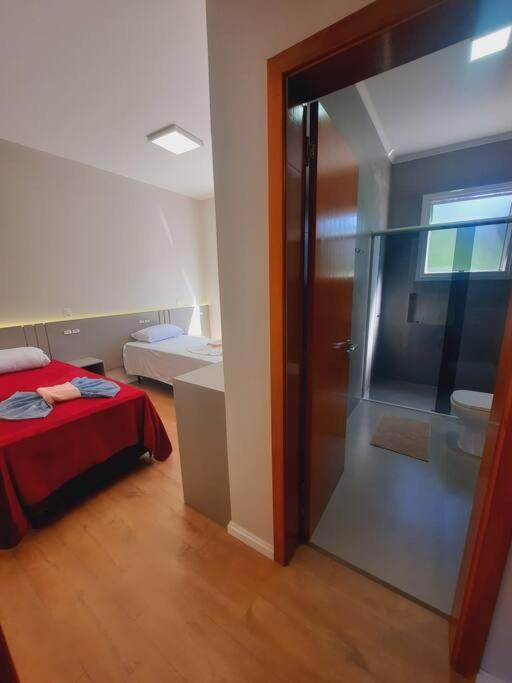 Five-Bedroom House photo 1