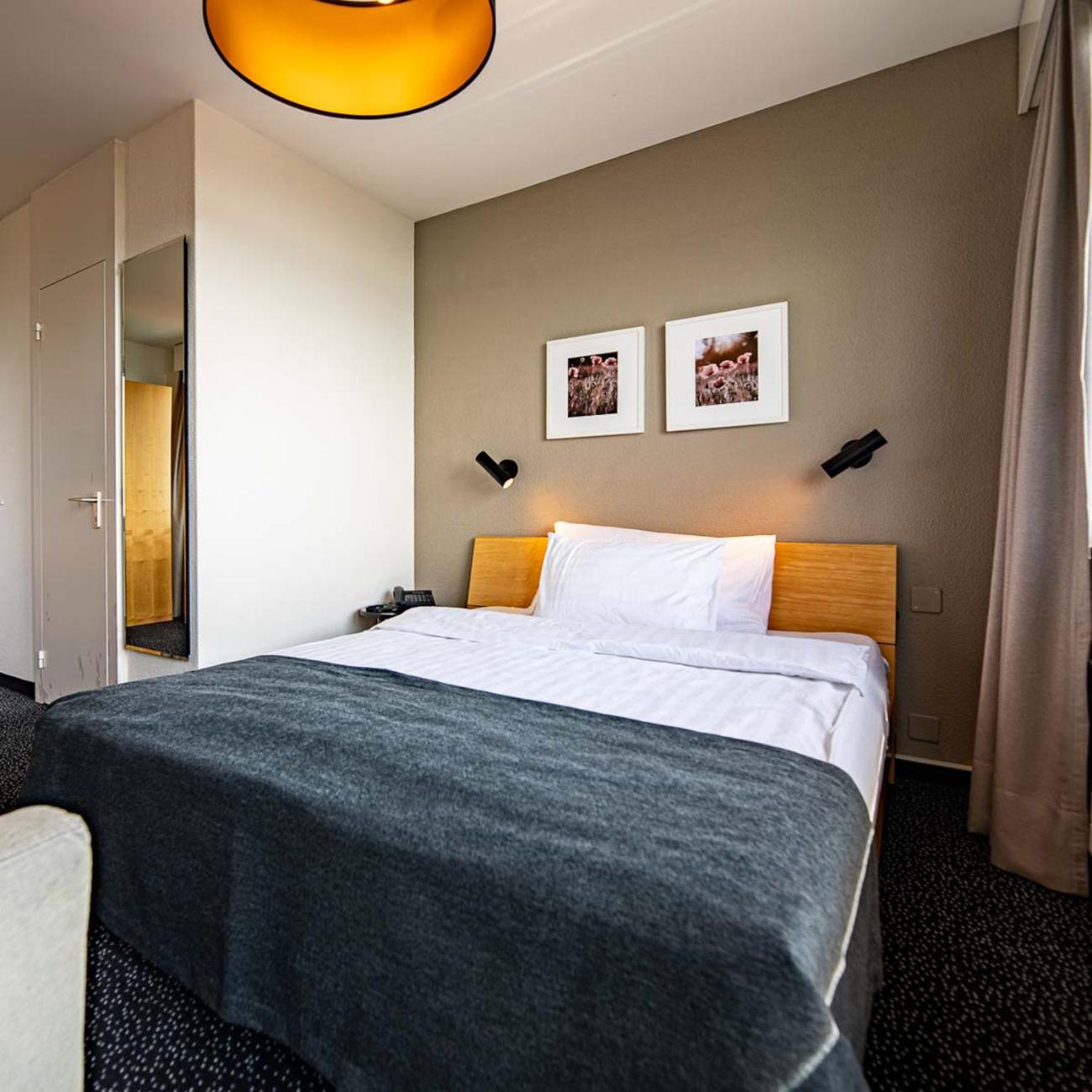 Queen Room with Balcony - Photo 6