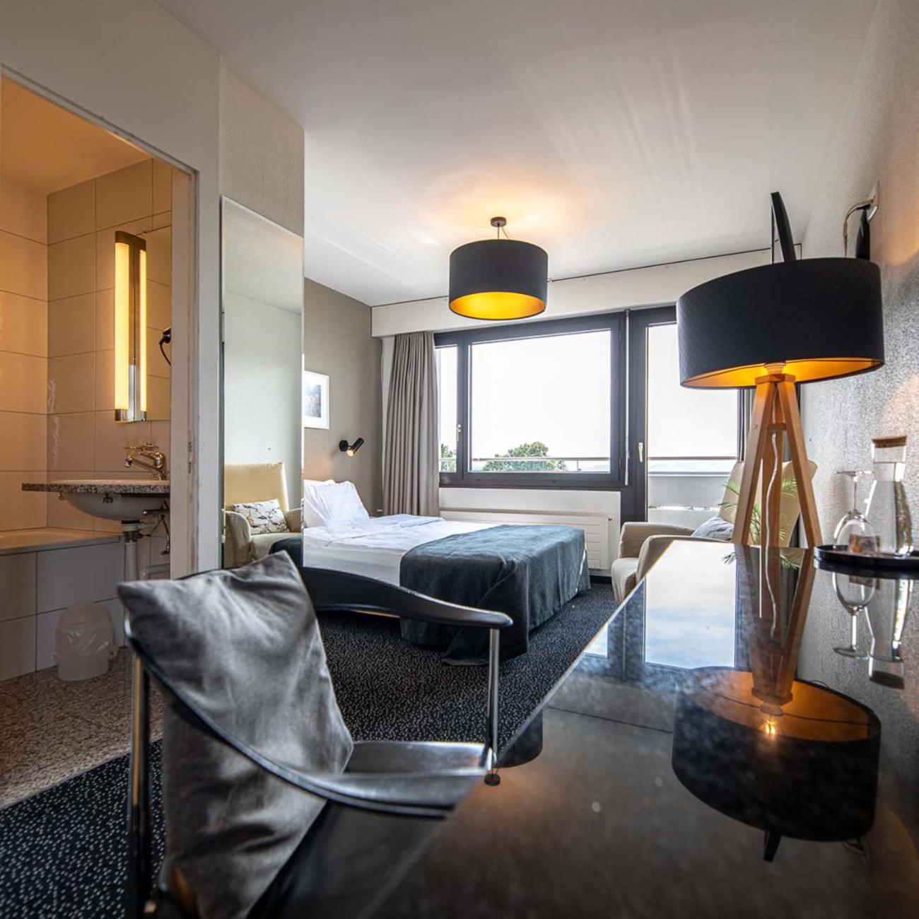 Queen Room with Balcony - Photo 4