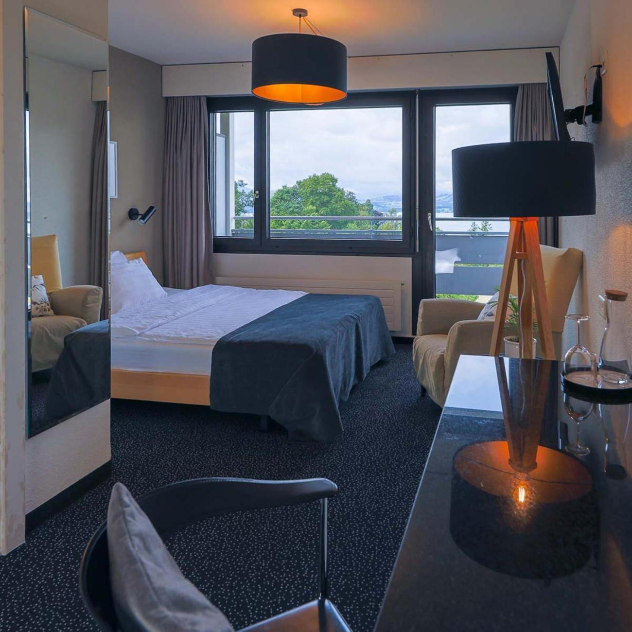 Queen Room with Balcony - Photo 3